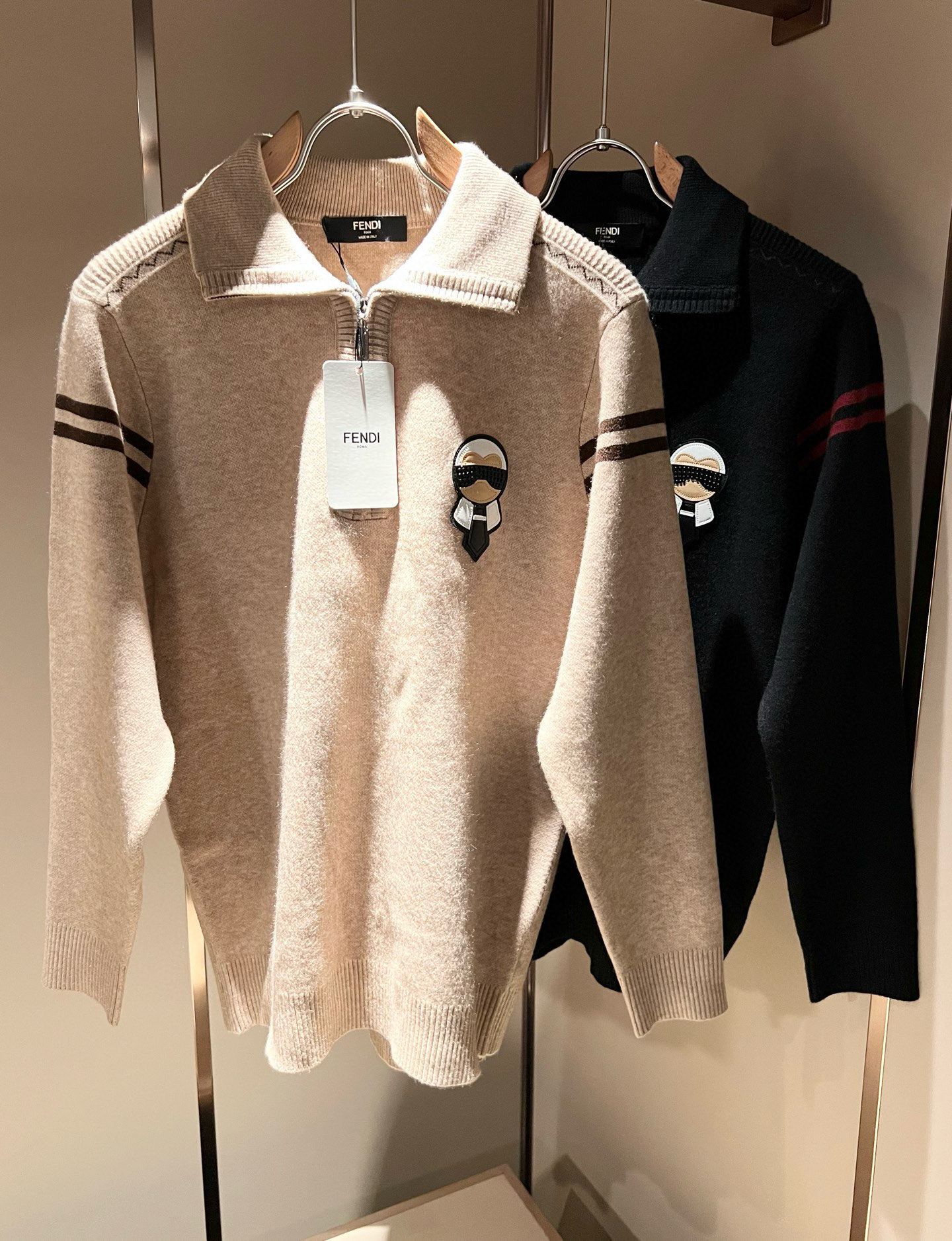 NO:596027,FEN*I Fen*di 2025 new autumn and winter FD family zipper high-neck knitted wool cardigan for men and women, versatile for men and women. Original order from Italy, a popular item of the FD family, a representative and full-scale boutique, a boutique worth buying for all FD fans!  Pure Italian channel order, the FD family's high-end and popular product, a very popular item at the moment, the iconic little monster badge logo design!  High-end goods worth keeping for yourself and giving away!  The most classic BUGS series style items of the FD family are trendy and good-looking, full of trendy atmosphere, extremely high-grade and standard, and designed with a very classic color matching Galeries Lafayette leather logo!  It gives people a very strong visual impact, has a high degree of recognition, and is a top-notch exclusive wool fabric!  Made of soft, delicate and comfortable touch, the appearance is quite high-end and classy!  It perfectly interprets the charm of the brand and leaves a deep impression on people. It is more fashionable and charming, the upper body is generous and fashionable, and there is no pressure to wear it!  Wear it alone or paired with it, it’s a beautiful sight that can’t be ignored!  Size M-3XL,,fendi,dior,alexander wang19860909FEN*I 芬*迪2025秋冬新款FD家族男女同款拉链款高领针织羊毛开衫,男女同款百搭.意大利原厂订单,FD家族人气单品,代表性十足,规格感十足的精品,所有FD粉丝都值得抢购的精品！纯正意代渠道订单,FD家族的高奢人气爆款产物,当下十分火爆的单品,标志性小怪兽徽章logo设计！值得自留和送人的高端货！FD家族最为经典的BUGS系列款式单品,新潮又好看,潮流气息感十足,档次规格感极高,并且采用十分经典的配色老佛爷皮革logo设计！给人的视觉冲击感相当强烈,有着极高的辨识度,顶级专属羊毛面料！打造,触感柔软细腻舒适,品相相当高级有档次！完美诠释品牌魅力,给人留下深刻印象.更具时尚与韵味,上身大方时尚,对于穿搭更是毫无压力！单穿内搭都极有味道,不可忽视的靓丽风景线！ 尺码M-3XL,,fendi,dior,alexander wang,Men's clothing