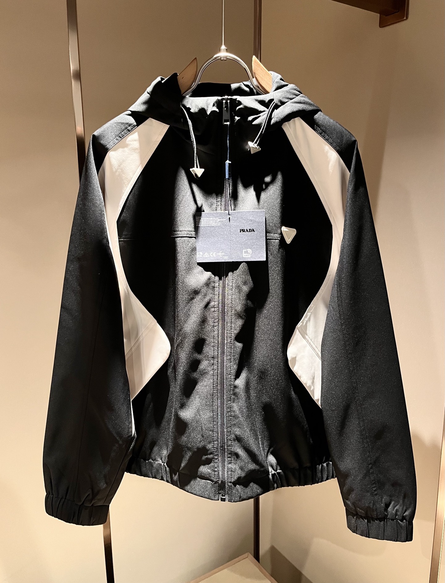 NO:610439,PRAD*A 2025 autumn and winter casual jackets, the latest fashionable casual zipper jackets, fashionable jackets! The trading company channels are rare, and they are sold simultaneously on the official website. The high-quality goods that the male god is most looking forward to are coming, allowing you to feel what real luxury has connotation! This jacket is made of P's professionally customized light technical fabrics. The surface is neat, smooth and shiny, and the texture is clearly visible through the screen. The upper body is comfortable, light and not stuffy.  Give you the most enjoyable wearing experience!  Exquisite logo design!  It perfectly enhances the overall sense of luxury and class, and you can get the high-end luxury atmosphere at a glance! The jacket is cut in a basic and conventional style, and the upper body is versatile, simple and unobtrusive. It can easily cope with various occasions and environments. It is undoubtedly a must-have product for daily commuting! Sizes M～3XL,, prada, jackets & coats, jackets & coats, alexander wang19860909PRAD*A普*达2025秋冬休闲夹克外套,最新时尚休闲拉链夹克,时尚夹克外套!贸易公司渠道稀出,同步官网发售,男神最为期待的精品狠货重磅来袭,让你感受到什么叫真正的高奢有内涵!此款夹克外套选用了P家专业定制的轻薄科技面料制成,表面整洁光滑且富有光泽,质感透过屏幕都显而易 见,上身舒适轻盈不闷热, 给你最为享受的穿着体验！精致logo图案设计！完美提升了整体的奢华档次感,一眼就能Get到的高端奢华气息!基础常规的夹克版型裁剪,上身百搭简约不挑人,轻松应对各种场合与环境,属于日常通勤必备的臻品无疑!尺码M～3XL,,prada,jackets & coats,jackets & coats,alexander wang,Men's clothing