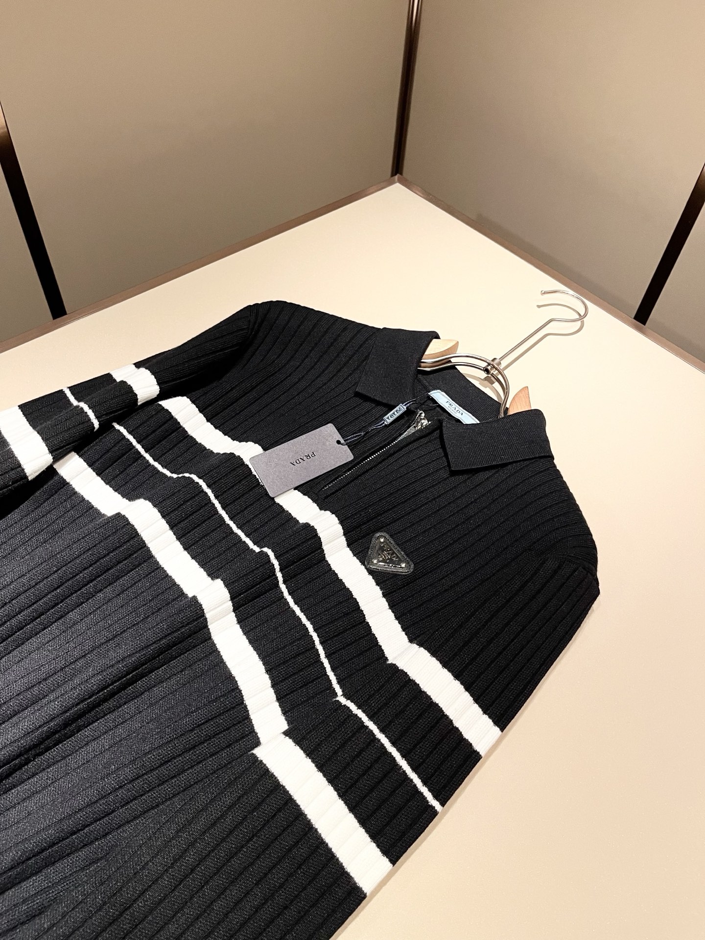 PRAD*A普*达2025秋冬新款男士针织羊毛衫，最新款全网独家首上！！~既经典有时尚百搭，谁不爱啊，将