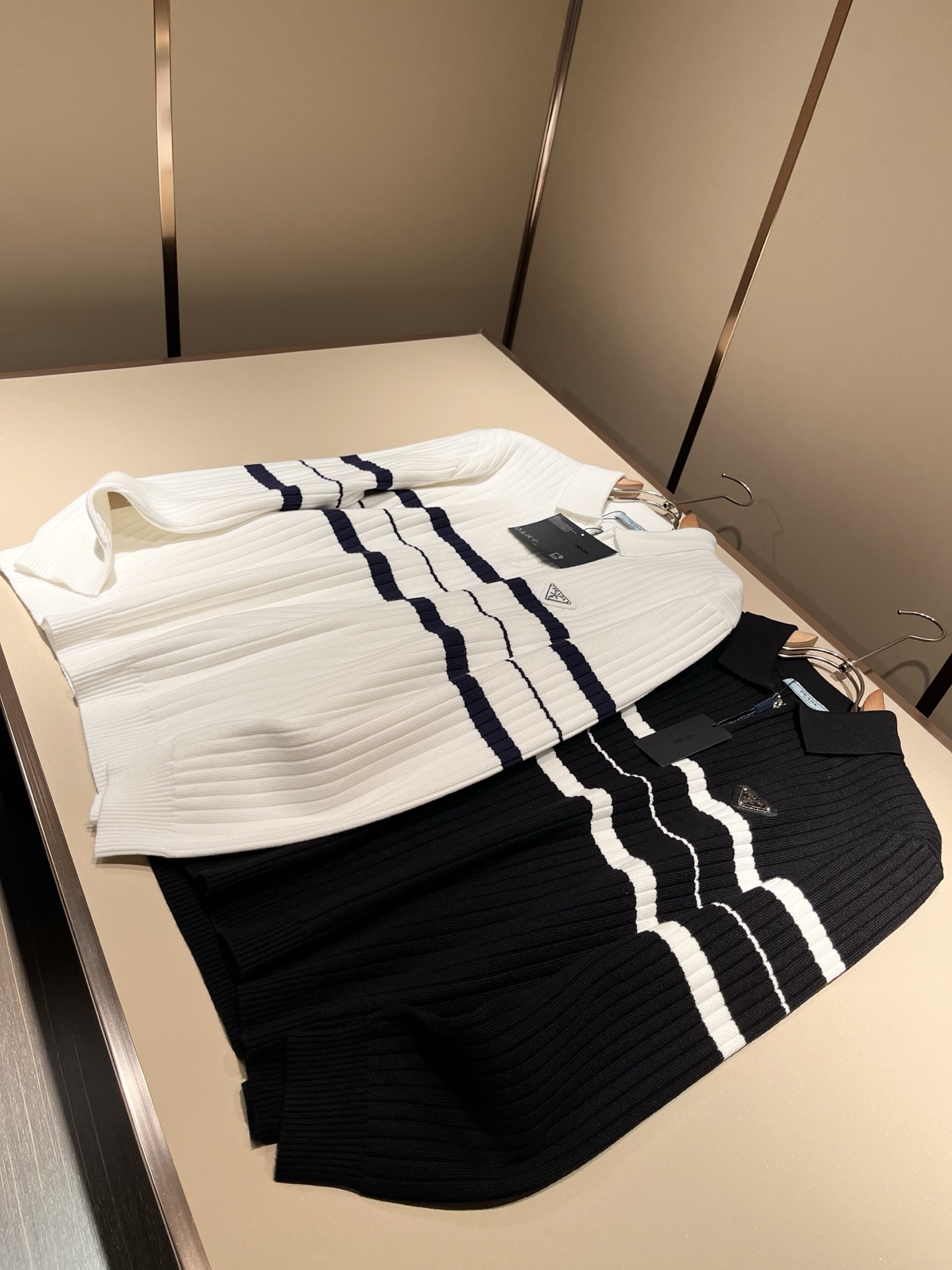 PRAD*A普*达2025秋冬新款男士针织羊毛衫，最新款全网独家首上！！~既经典有时尚百搭，谁不爱啊，将