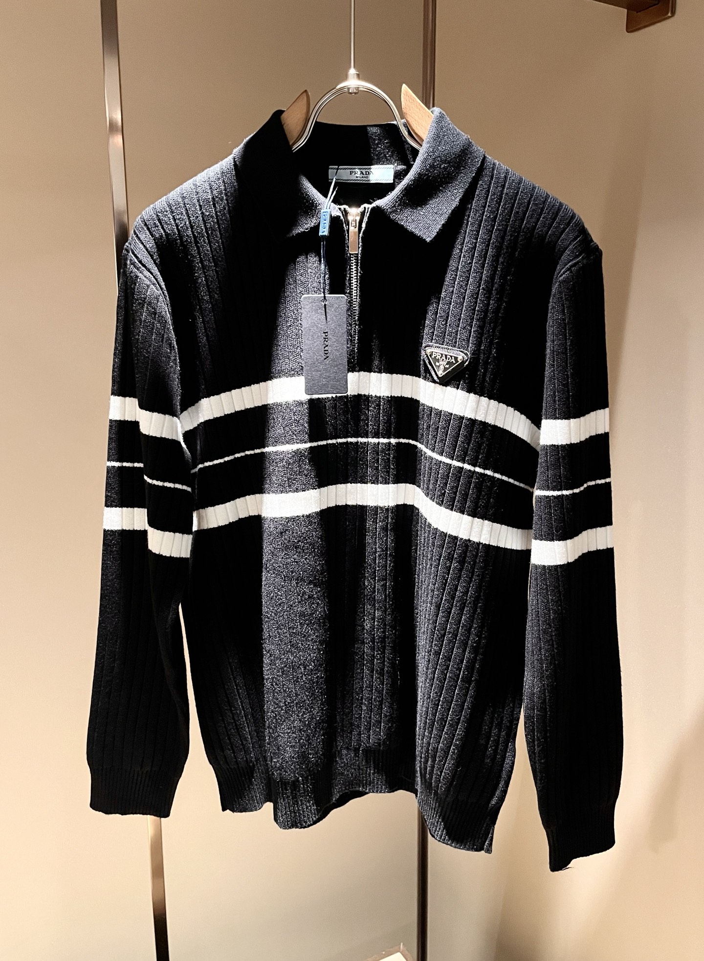 PRAD*A普*达2025秋冬新款男士针织羊毛衫，最新款全网独家首上！！~既经典有时尚百搭，谁不爱啊，将