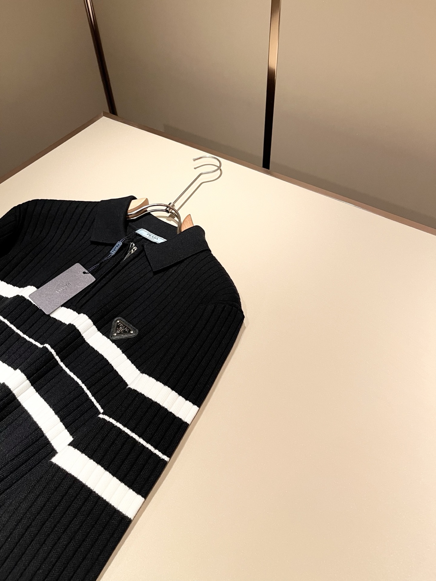 PRAD*A普*达2025秋冬新款男士针织羊毛衫，最新款全网独家首上！！~既经典有时尚百搭，谁不爱啊，将