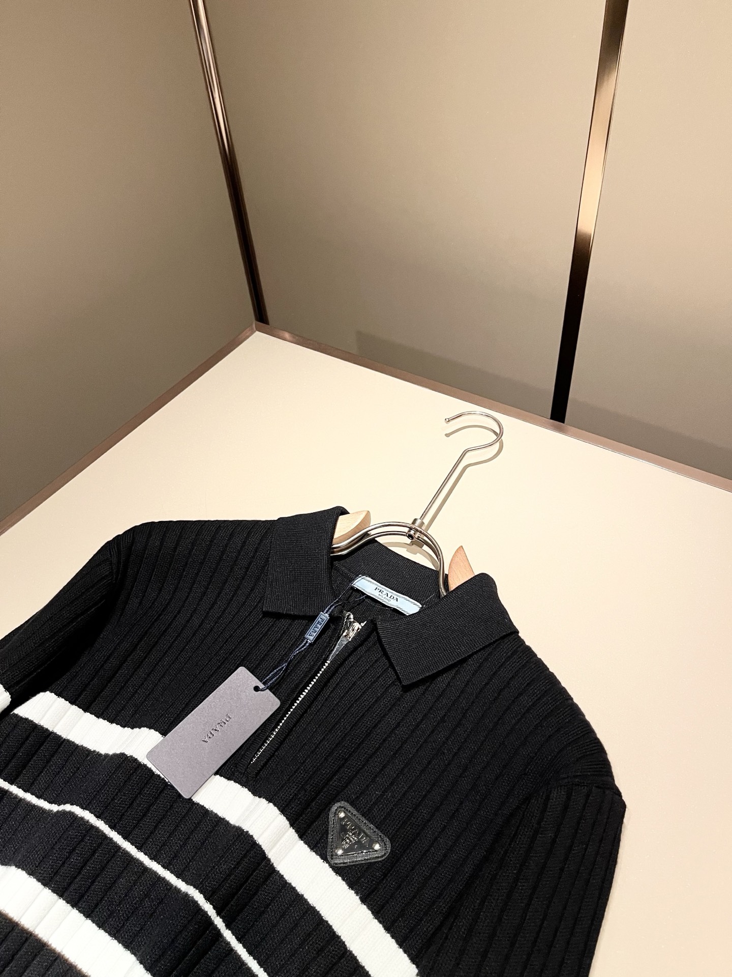 PRAD*A普*达2025秋冬新款男士针织羊毛衫，最新款全网独家首上！！~既经典有时尚百搭，谁不爱啊，将