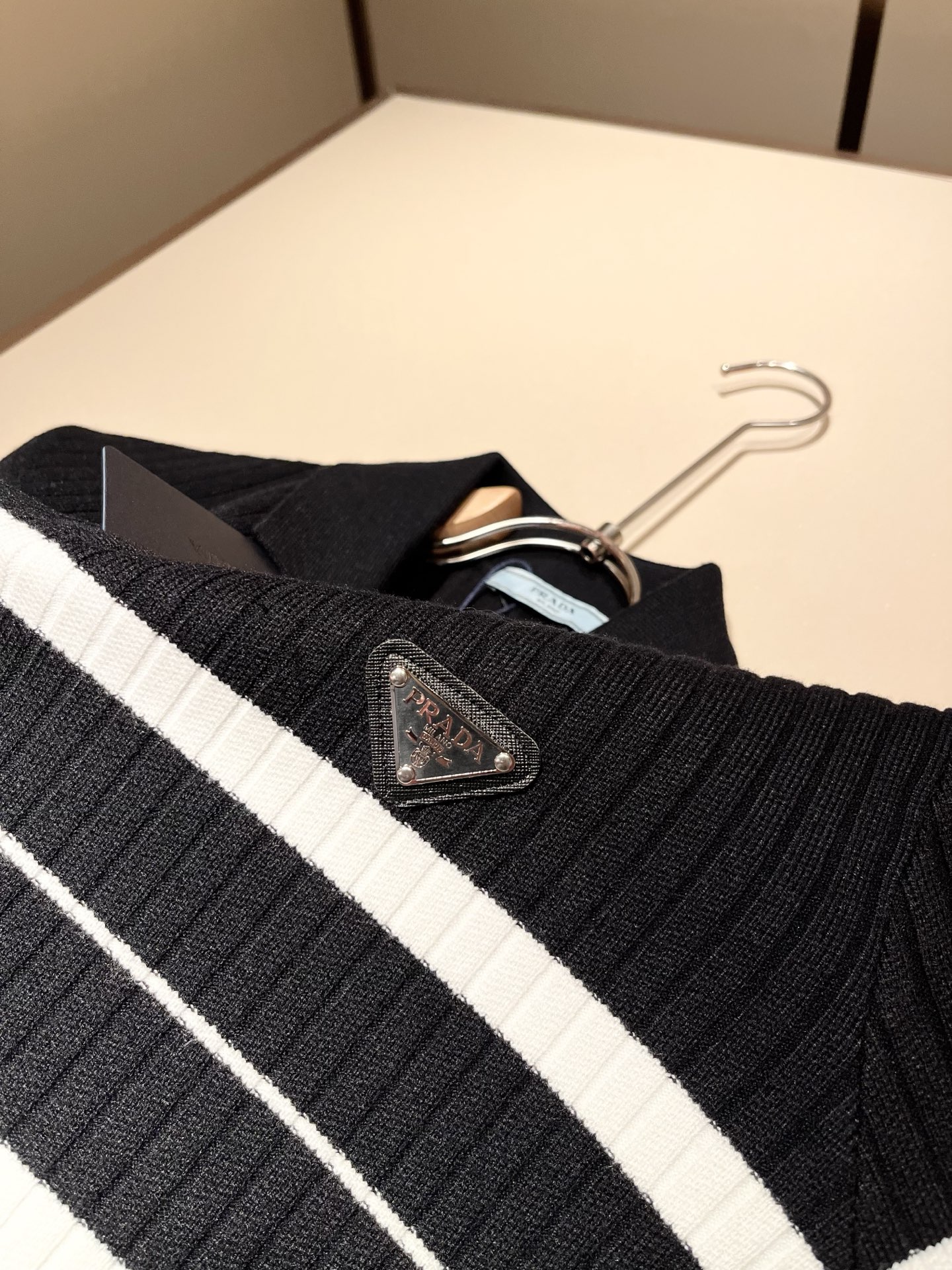 PRAD*A普*达2025秋冬新款男士针织羊毛衫，最新款全网独家首上！！~既经典有时尚百搭，谁不爱啊，将