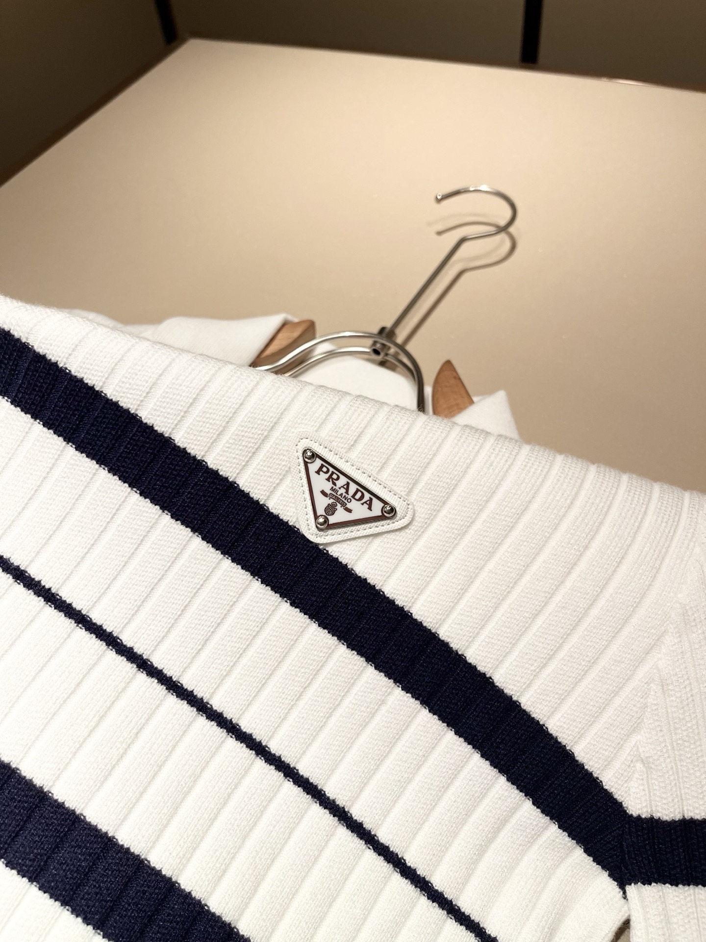 PRAD*A普*达2025秋冬新款男士针织羊毛衫，最新款全网独家首上！！~既经典有时尚百搭，谁不爱啊，将