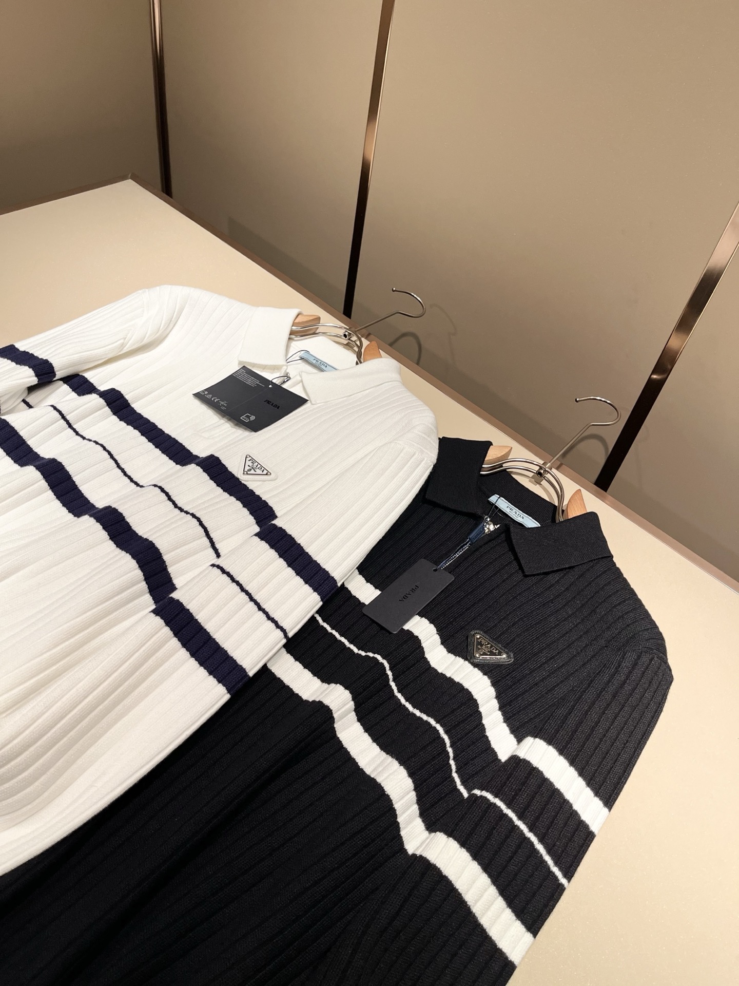 PRAD*A普*达2025秋冬新款男士针织羊毛衫，最新款全网独家首上！！~既经典有时尚百搭，谁不爱啊，将