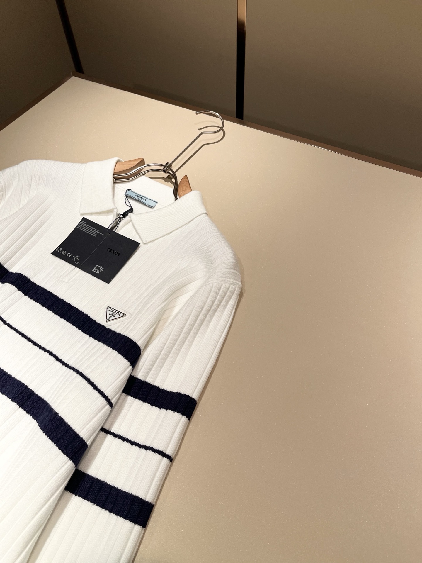 PRAD*A普*达2025秋冬新款男士针织羊毛衫，最新款全网独家首上！！~既经典有时尚百搭，谁不爱啊，将