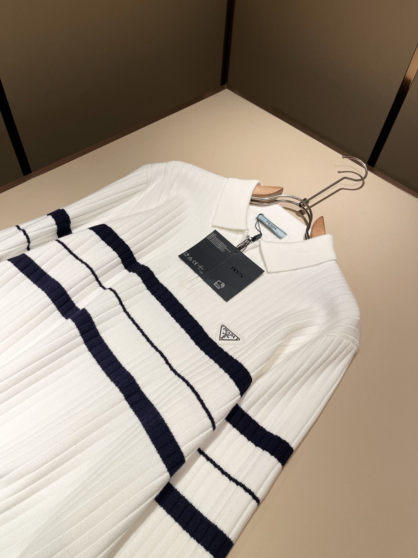 PRAD*A普*达2025秋冬新款男士针织羊毛衫，最新款全网独家首上！！~既经典有时尚百搭，谁不爱啊，将