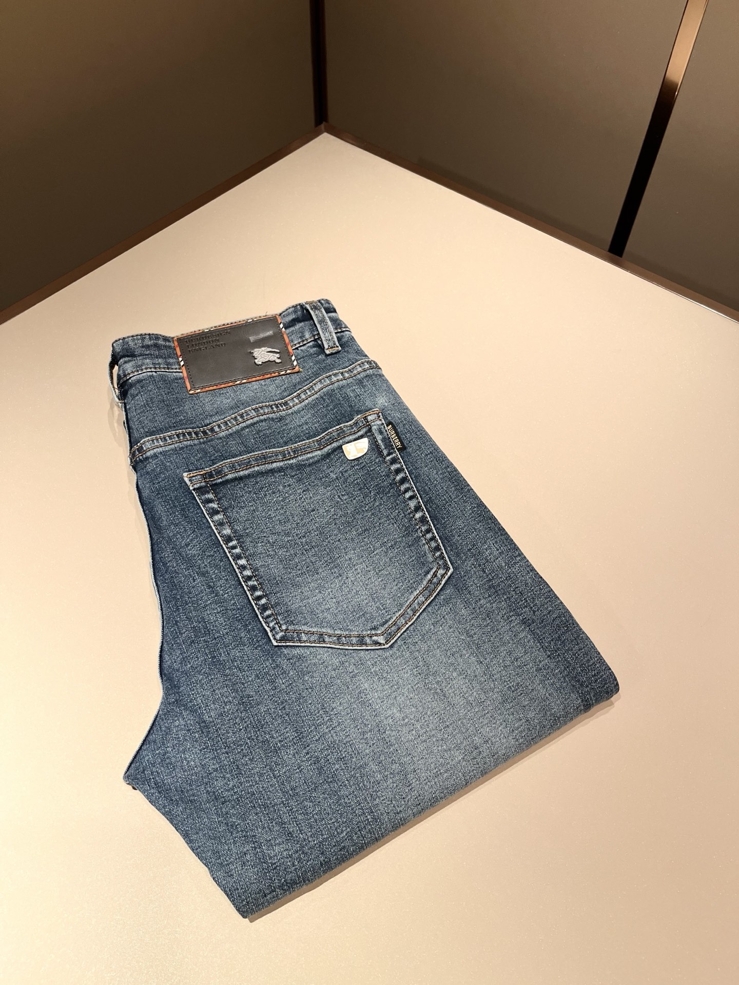 NO:600609,BURBER*Y 2025 autumn and winter new men's high-end casual and versatile jeans!  For BUR fans, such an elegant classic design is enough to attract attention at a glance. It is the most handsome series among all BUR jeans this year. I only need to take a look to know that this will definitely be a sensational hit and popular all over the Internet. It is made of classic slim-fitting three-dimensional tailoring and is equipped with the latest logo pattern waistband design!  A very representative waist brand modification!  It simply and easily demonstrates the charm of the brand, and naturally presents specifications, grades, fashion and trendy effects. It has perfect matching performance and can easily wear with a sense of luxury and high-end effects!  Made of top quality imported Japanese washed denim cotton, it is very comfortable, breathable and has a natural drape, making it suitable for all year round wear!  !  This style of jeans is made with a three-dimensional cut and a small straight fit. Its single-matching magic and practical wearability are understandable. Whether you are wearing it for daily wear or appearing on the high street, it is the best choice. It is super charming!  It also demonstrates the authentic original flavor of BUR, and also perfectly demonstrates its specifications and rank!  Obviously, this is a great product that you must buy. Whether you are a fan of BUR or not, you must buy this product. It is a highly recommended product!  Size 29-40,,burberry,jeans,alexander wang19860909BURBER*Y巴*莉 2025秋冬新品男士高端休闲百搭牛仔裤！对于BUR粉丝来说,这样大气的经典设计足矣一眼种草,是今年BUR所有牛仔裤当中最帅的一个系列,我只需要看一眼就知道,这绝对会是一个引起轰动的爆款,而且全网风靡,经典的修身立体剪裁版型打造,配置了最新的logo图案腰牌工艺设计！极具代表性腰牌修饰！简单轻松的彰显出品牌魅力所在,自然而然的呈现规格,档次,时髦以及新潮效果,搭配性能满分,轻松穿出高级感与高端效果！顶级的进口日本洗水牛仔棉质打造,并舒适透气感满分,且垂感自然,适合一年四季的穿搭所需！！此款牛仔裤采用了立体裁剪小直筒版型打造,其单配魔力与实穿性是无可厚非的,不管你是日常穿搭还是高街出镜都是不二之选,超具魅力！更是彰显了地地道道的的BUR原味,同时也是完美的展现了其规格和段位所在！很显然,这是一款绝对要收的重磅好货,不管你是不是BUR的粉丝,此款你都必须要收,极力推荐的好货！尺码29-40,,burberry,jeans,alexander wang,Men's clothing