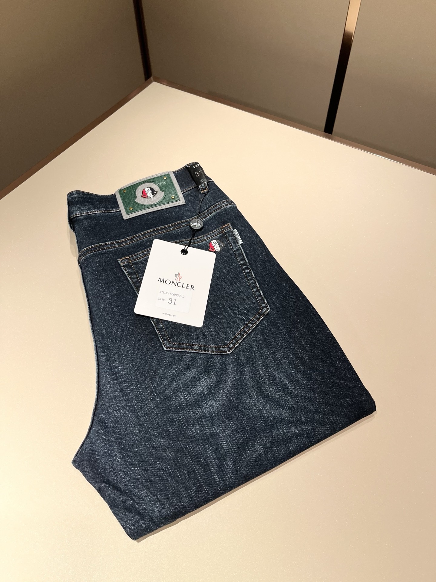 NO:600607,MONC's 2025 autumn and winter new jeans are rarely available through trading company channels and will be sold simultaneously on the official website!  M rare channel orders for high-end products, quality control, close your eyes and take it away without regrets!  Customized original logo badge design!  These denim trousers are made of pure cotton imported from customers!  The top-grade denim fabrics are carefully crafted, and the combination of ingredients is very basic but super perfect. The twill texture on the surface is clear and natural, and the hand feels solid and tough. You will definitely be convinced when you get it, and it can withstand random counter inspections!  The pattern is also very good. It is a super slim pattern. If you come across it, just pick it up quickly. It will save you a lot of effort in matching!  Size 29-40,,jeans,alexander wang19860909MONC蒙*口2025秋冬新款牛仔裤,贸易公司渠道稀出,同步官网发售！M稀缺渠道订单臻品,品质控闭眼收走的不后悔款！定制原版logo徽章设计！本款牛仔长裤选用客供进口纯棉面料！顶级牛仔面料精心制作,成份组合很基础却又是超完美,表面斜纹肌里感清晰自然,手感瓷实有韧性,实物到手绝对让你为之诚服,经得起随意柜台支验！版型方面也非常出色,属于超显瘦的版型,能碰到的就赶紧收下,会让你在搭配方面省下不少力！尺码29-40,,jeans,alexander wang,Men's clothing