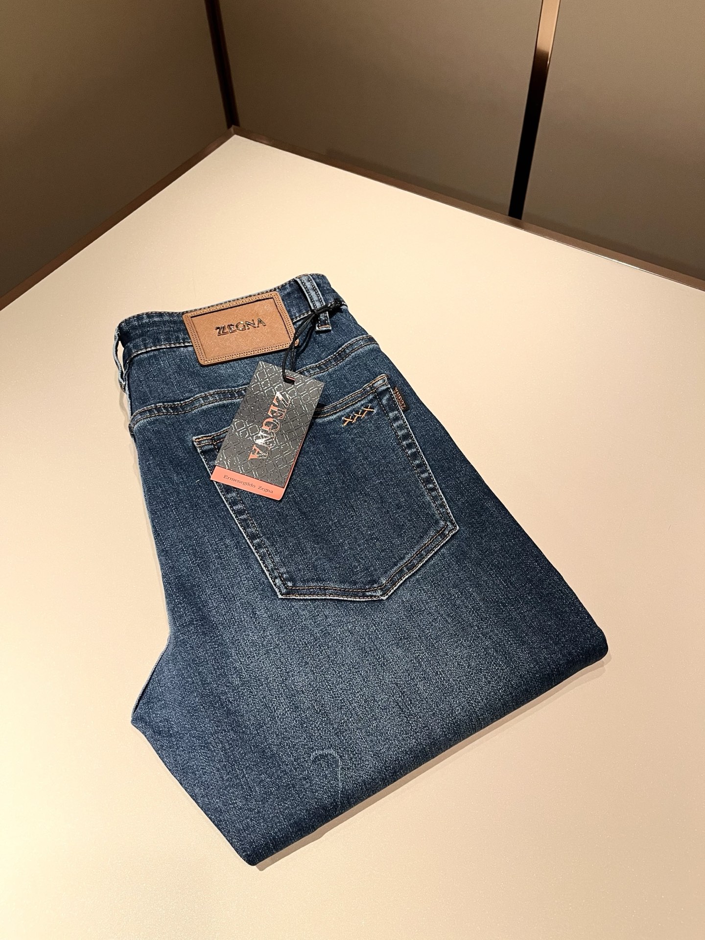 NO:600605,Zegna's 2025 new autumn and winter men's casual jeans, the final channel product has appeared!  !  Simultaneous sales at the counter!  It is no exaggeration to say that these trousers are products from the original OEM channel, not bragging about the original OEM. They are completely products from the domestic garment OEM officially authorized by Ermenegildo Zegna!  Therefore, the quantity and size ratio are extremely scarce, so you will earn money if you grab it!  The best pantsuits ever officially unveiled!  !  !  !  !  !  Zegna products have always been one of the must-have accessories for successful business people!  The brand's high-end style and powerful aura are not easily surpassed by everyone. No matter which season the style is, it is the standard of temperament!  However, the fabric pattern is between business casual and daily wear, and the waist is decorated with a logo waistband!  Only Ermenegildo Zegna, which specializes in men's business and casual wear, can design a pair of trousers that is so suitable for the general public!  Whether you are wearing it for casual occasions or business occasions, this style can be matched just right. If you want to wear it, you must wear it well and be able to wear it with your own taste!  Pants that give yourself unlimited bonus points!  Size 29-40,,zegna,jeans,alexander wang19860909Zegna 杰尼亚 2025秋冬新款男士休闲牛仔裤,压轴的渠道货出现了！！柜台同步销售！ 毫不夸张的说,此款裤装是原厂代工渠道的货,并不是吹牛的原厂代工,完全是由杰尼亚官方授权的国内成衣代工厂出来的产品！所以数量跟尺码配比都极度紧缺,抢到就是赚到！最好的裤装正式揭幕！！！！！！Zegna的东西,从来都是成功商务人士的专属必备行头之一！品牌高级的格调以及自带强大的气场并不是所有人都能轻易凌驾的.无论哪季的款式都是都是气质标配！但是面料版型又介乎于商务休闲跟日常穿着之间,腰身设计logo腰牌修饰！能将一款裤装设计到如此贴合大众穿着,也就只有专注于男装商务休闲的杰尼亚了！不论您是休闲场合穿搭,或者商务场合此款都能搭配的恰到好处要穿,就必须穿好的,能穿出属于自己品味的！给自己无限加分的裤子！尺码29-40,,zegna,jeans,alexander wang,Men's clothing