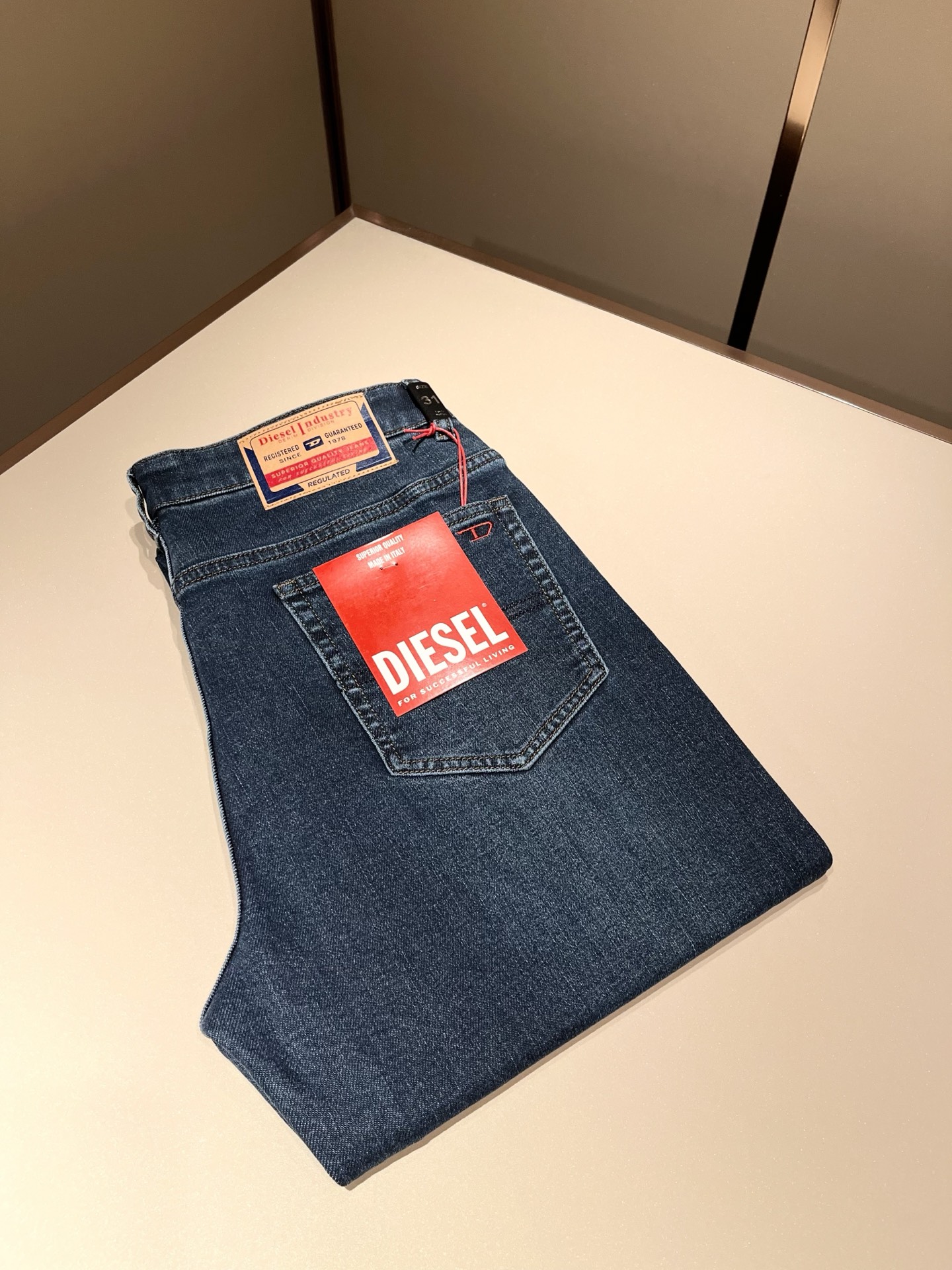 NO:600603,Diesel 2025 autumn and winter men's washed small straight jeans!  The trading company sells great products, looks great, is the all-match trousers king in the fashion world, has high-frequency dressing demonstrations in European and American street photography, and has a leather waistband logo design!  And it is a must-have item for luxury brands every season!  Very pure and minimalist design tone!  Adhering to the consistent fashion proposition of the D family, it is quite eye-catching. It not only demonstrates the ingenuity and craftsmanship, but also effectively flaunts the brand identity!  Custom-made denim fabrics are supplied from Italy. The texture is unparalleled and full of charm. The silhouette is perfectly tailored and has excellent butt-lifting and slimming effect. It can be matched with any top in the wardrobe. It has wide compatibility, is both casual and casual, and has a full upper body shape. It is an invincible fashionable and versatile item!  Size 29 -40,,dior,jeans,alexander wang19860909迪赛2025秋冬男士水洗小直筒牛仔裤！贸易公司渠道牛货,品相超赞,时尚圈万能的百搭裤王,欧美街拍中高频穿搭示范,皮革腰牌logo设计！且是奢侈品牌每季必出的单品！非常纯粹极简的设计基调！秉承了D家一贯的时尚主张,颇具看点,即彰显了匠心工艺又有力的标榜了品牌身份！客供意大利定制丹宁面料,质感无敌赞,颇具韵味,版型剪裁完美,提臀修身显瘦效果极佳,可横扫衣橱任何的上装搭配,兼容性广泛,休闲兼备,上身型款十足,无敌的时髦百搭神品！尺码29 -40,,dior,jeans,alexander wang,Men's clothing