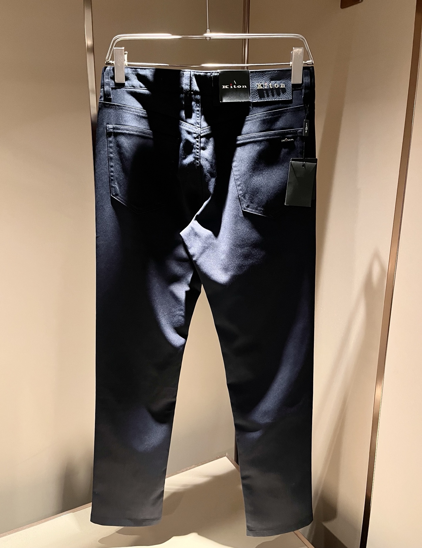 Kiton 2025秋冬新品男士高端休闲百搭四季通勤修身剪裁休闲裤！对于粉丝来说，这样大气的经典设计足矣