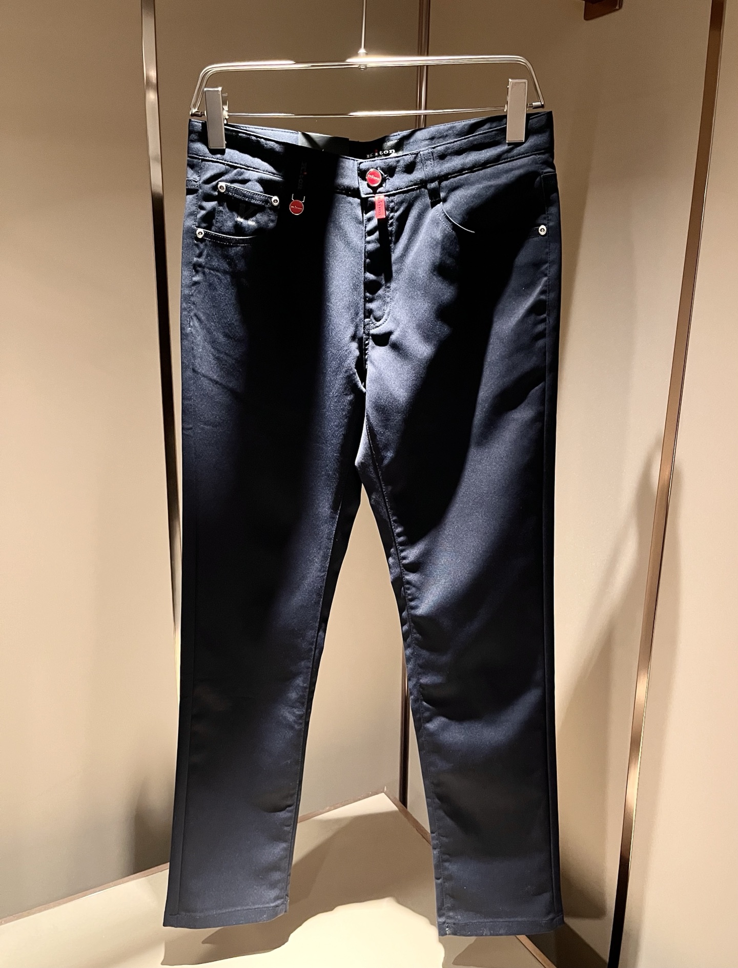 Kiton 2025秋冬新品男士高端休闲百搭四季通勤修身剪裁休闲裤！对于粉丝来说，这样大气的经典设计足矣