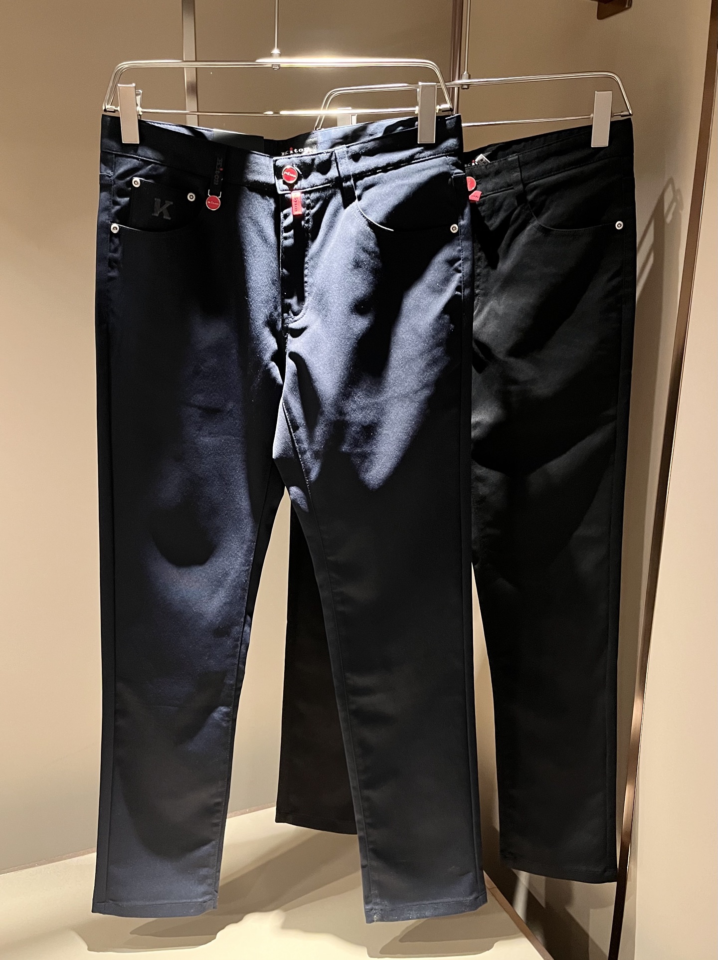 NO:598412,Kiton's new autumn and winter men's high-end casual and versatile slim-cut casual pants for commuting in all seasons!  For fans, such an elegant classic design is enough to attract attention at a glance. It is the most handsome series among all jeans this year. I only need to take a look to know that this will definitely be a sensational hit and popular all over the Internet. It is made of classic slim-fitting three-dimensional tailoring and is equipped with the latest logo pattern hardware decoration design!  A very representative waist brand modification!  It simply and easily demonstrates the charm of the brand, and naturally presents specifications, grades, fashion and trendy effects. It has perfect matching performance and can easily wear with a sense of luxury and high-end effects!  Made of top imported elastic spandex, it is comfortable, breathable and has a natural drape, making it suitable for all year round wear!  !  This style of casual pants is made of a three-dimensional cut and a small straight version. Its single-matching magic and practical wearability are understandable. Whether you wear it daily or appear on the high street, it is the best choice. It is super charming!  At the same time, it perfectly demonstrates its specifications and rank!  Obviously, this is a great product that you absolutely must buy. You must buy this product. It is a product that is highly recommended!  Size 29-40,,jeans,alexander wang19860909Kiton 秋冬新品男士高端休闲百搭四季通勤修身剪裁休闲裤！对于粉丝来说,这样大气的经典设计足矣一眼种草,是今年所有牛仔裤当中最帅的一个系列,我只需要看一眼就知道,这绝对会是一个引起轰动的爆款,而且全网风靡,经典的修身立体剪裁版型打造,配置了最新的logo图案五金装饰工艺设计！极具代表性腰牌修饰！简单轻松的彰显出品牌魅力所在,自然而然的呈现规格,档次,时髦以及新潮效果,搭配性能满分,轻松穿出高级感与高端效果！顶级的进口弹力氨纶打造,并舒适透气感满分,且垂感自然,适合一年四季的穿搭所需！！此款休闲裤采用了立体裁剪小直筒版型打造,其单配魔力与实穿性是无可厚非的,不管你是日常穿搭还是高街出镜都是不二之选,超具魅力！同时也是完美的展现了其规格和段位所在！很显然,这是一款绝对要收的重磅好货,此款你都必须要收,极力推荐的好货！尺码29-40,,jeans,alexander wang,Men's clothing