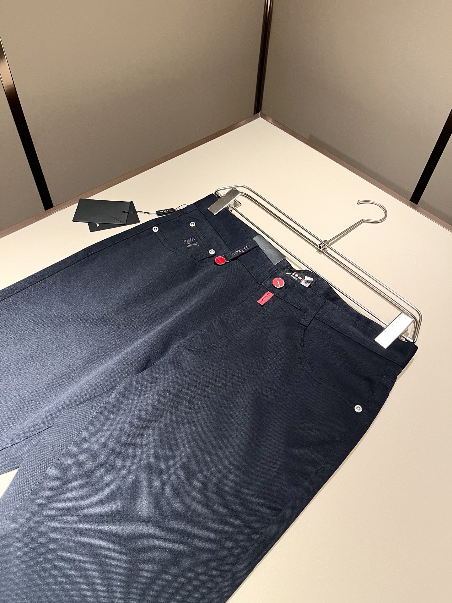 Kiton 2025秋冬新品男士高端休闲百搭四季通勤修身剪裁休闲裤！对于粉丝来说，这样大气的经典设计足矣