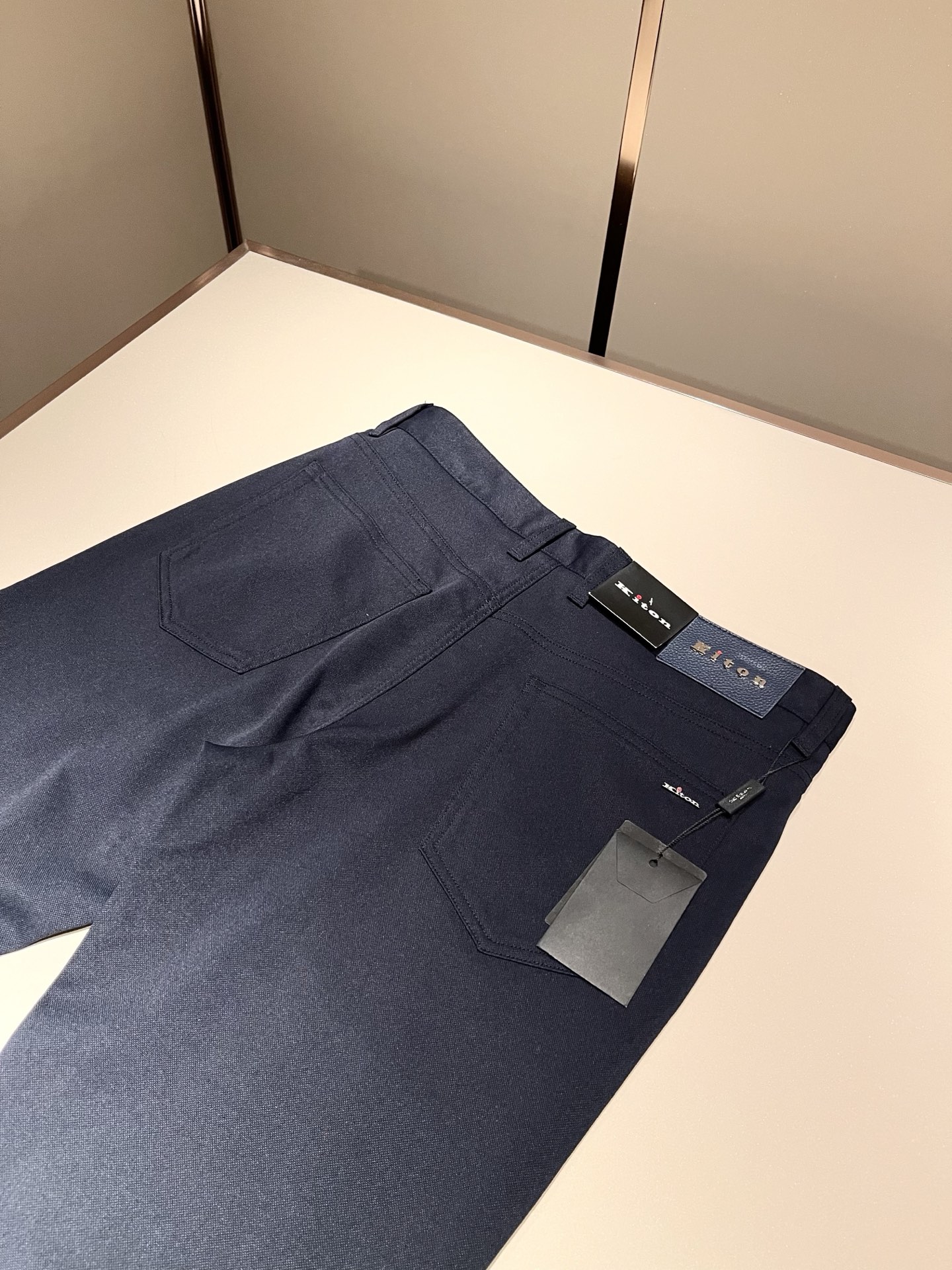 Kiton 2025秋冬新品男士高端休闲百搭四季通勤修身剪裁休闲裤！对于粉丝来说，这样大气的经典设计足矣