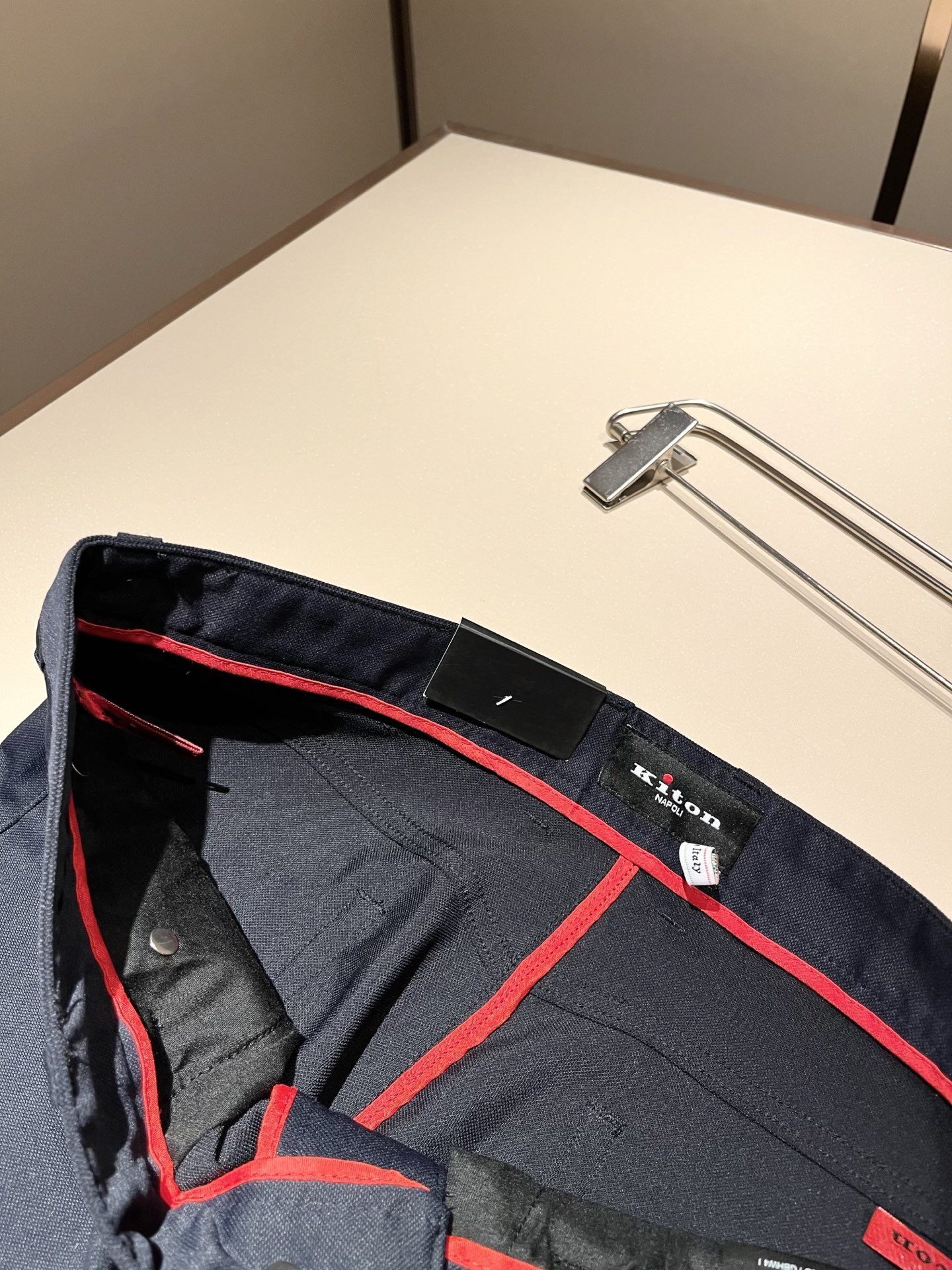 Kiton 2025秋冬新品男士高端休闲百搭四季通勤修身剪裁休闲裤！对于粉丝来说，这样大气的经典设计足矣