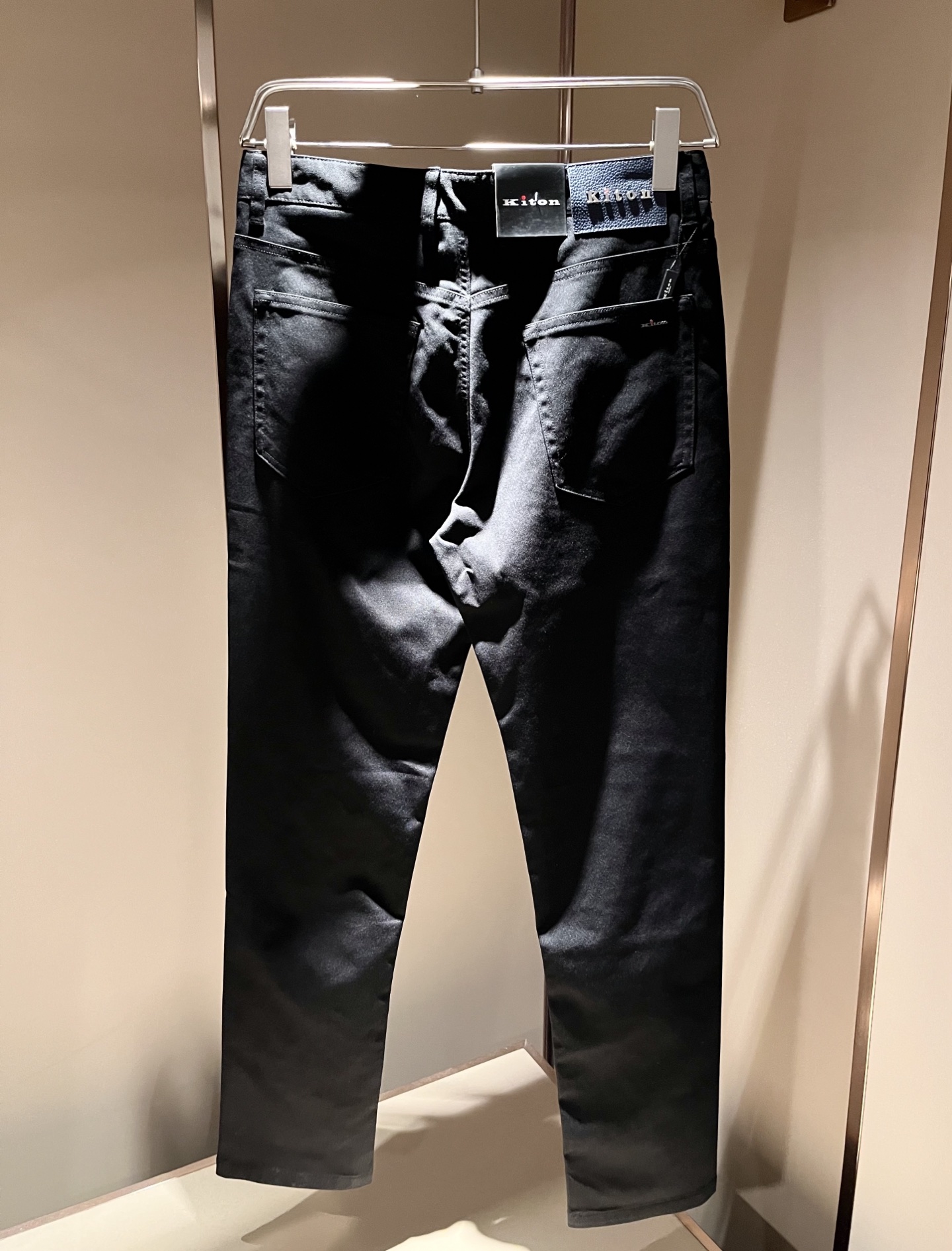 Kiton 2025秋冬新品男士高端休闲百搭四季通勤修身剪裁休闲裤！对于粉丝来说，这样大气的经典设计足矣