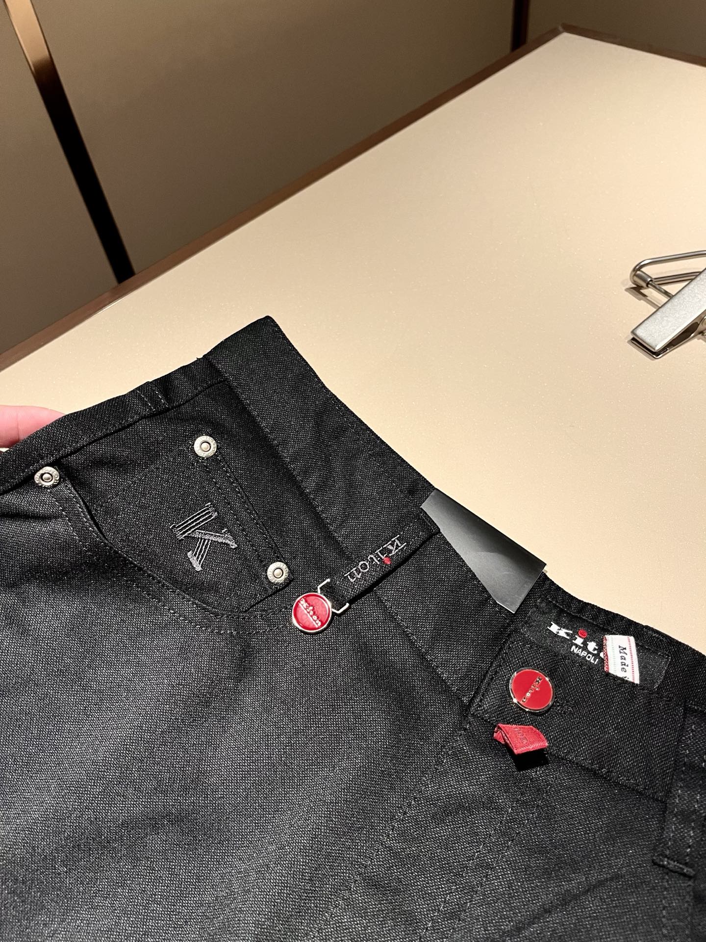 Kiton 2025秋冬新品男士高端休闲百搭四季通勤修身剪裁休闲裤！对于粉丝来说，这样大气的经典设计足矣