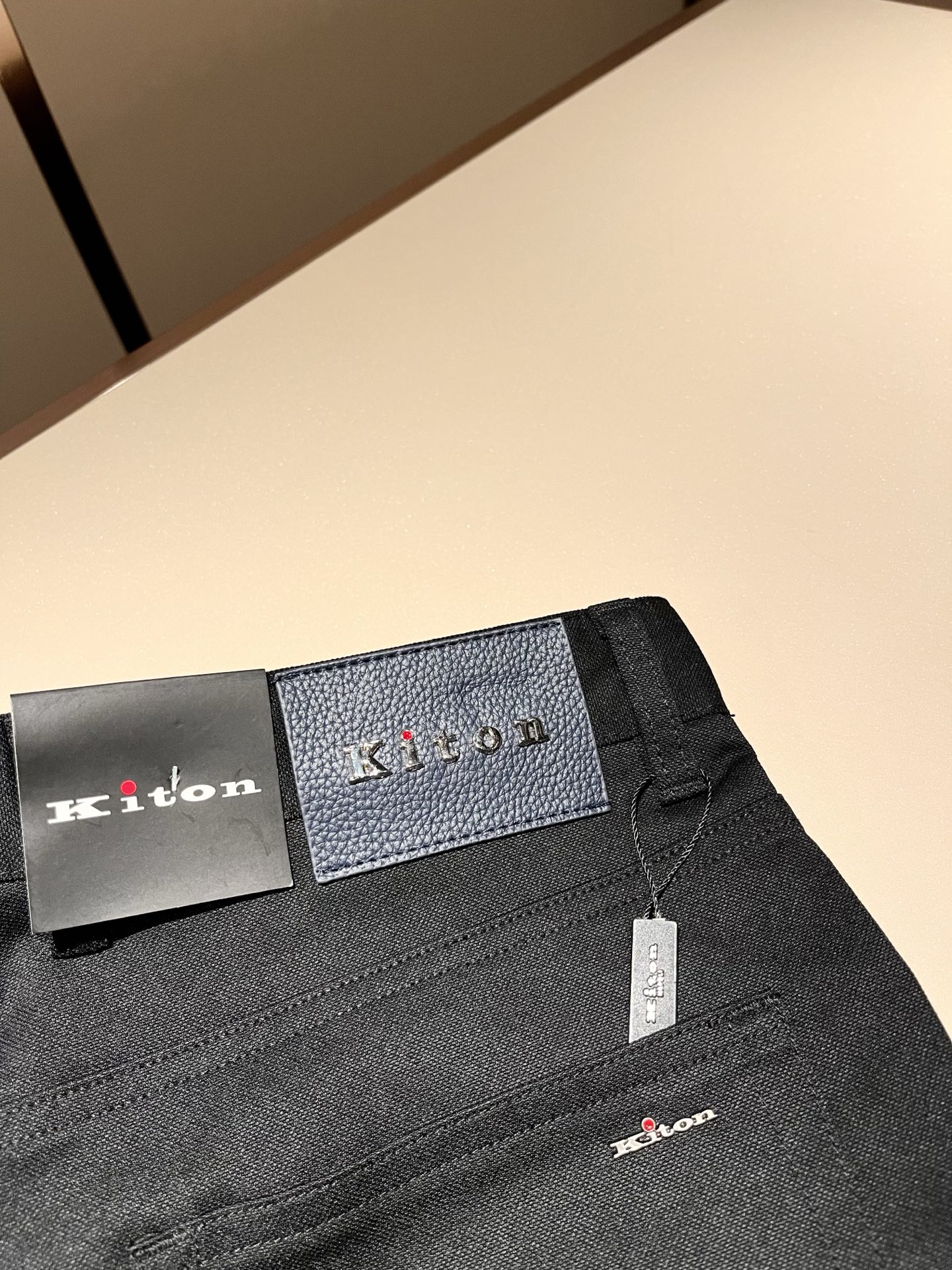 Kiton 2025秋冬新品男士高端休闲百搭四季通勤修身剪裁休闲裤！对于粉丝来说，这样大气的经典设计足矣