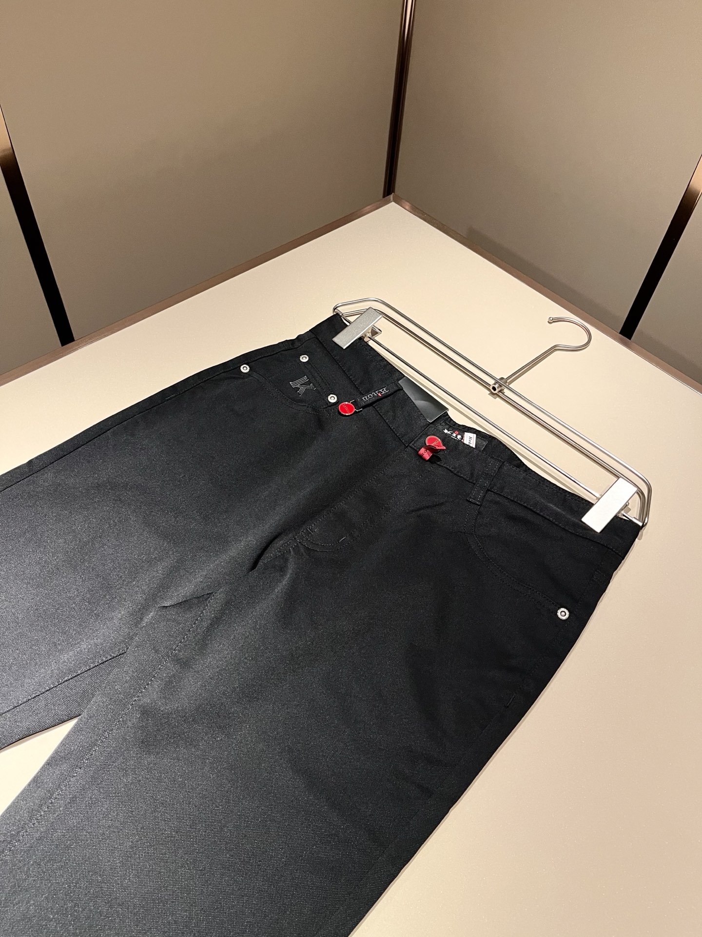 Kiton 2025秋冬新品男士高端休闲百搭四季通勤修身剪裁休闲裤！对于粉丝来说，这样大气的经典设计足矣