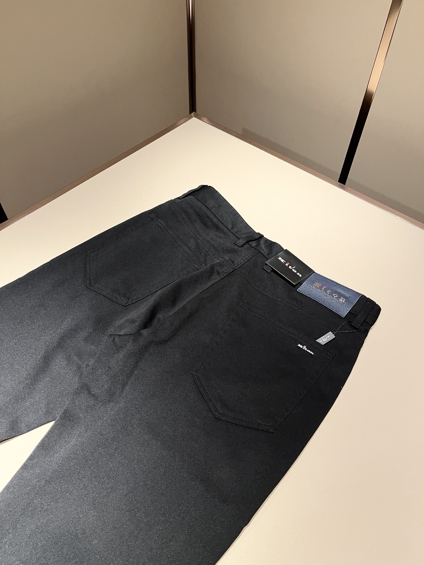 Kiton 2025秋冬新品男士高端休闲百搭四季通勤修身剪裁休闲裤！对于粉丝来说，这样大气的经典设计足矣