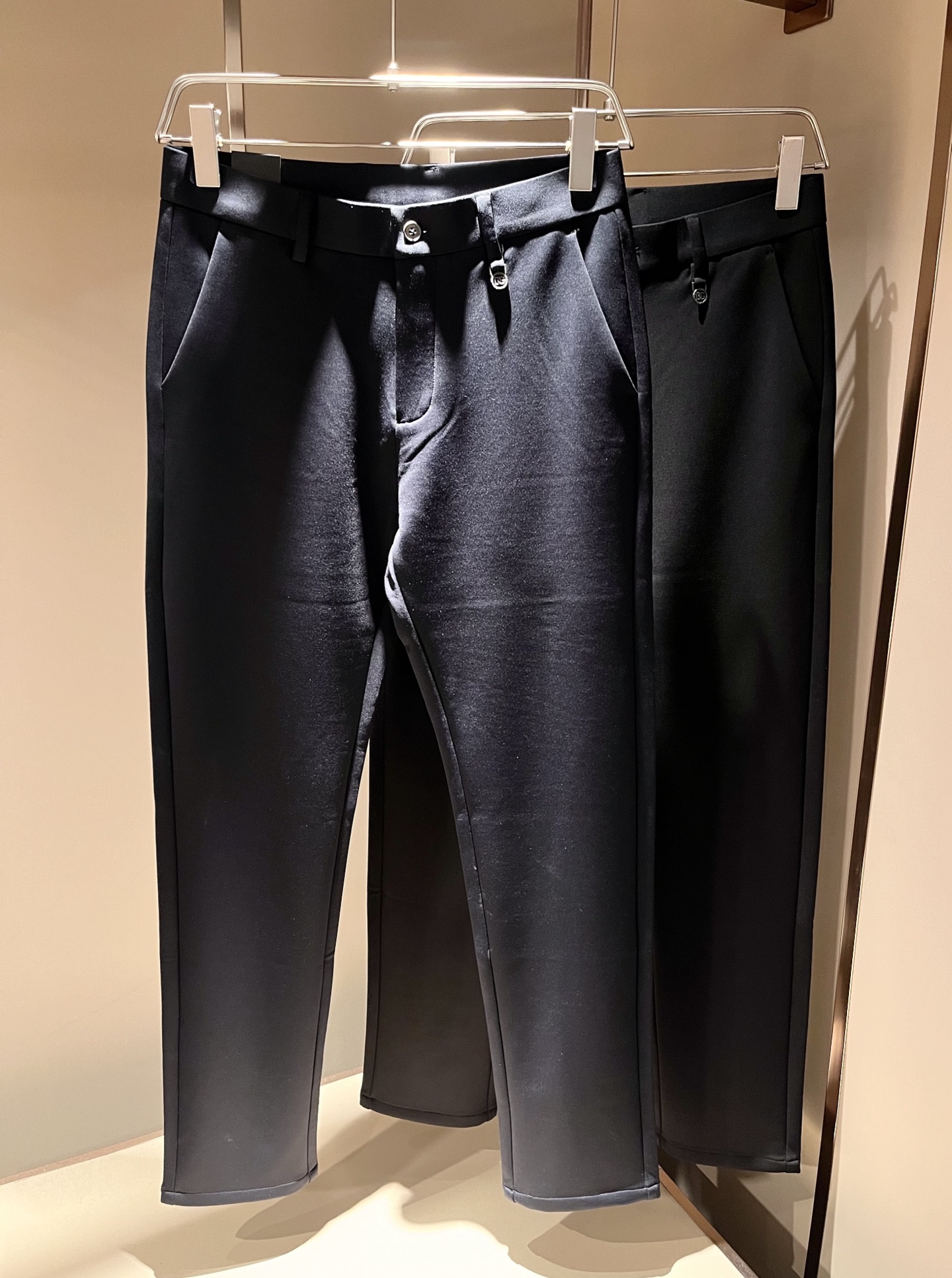 NO:598415,Dolce&Gabba*a new autumn and winter stretch cotton blended spandex versatile trousers, men's classic business casual basic trousers and trousers!  Trading company channels are rare, leading official website sales!  A pair of trousers with both design value and practical wearability. Taking into account the fashion sense at the same time, it is definitely the best item of the P family this year!  The fabric is wrinkle-resistant, light and easy to care for, feels light, silky and delicate, has excellent breathability, moisture absorption and quick-drying properties, and has a cooling effect on the upper body. It is definitely the best choice for your summer wardrobe. If you get the actual product, you will definitely have an endless desire to repurchase!  The basic style of suit pants, with just the right cutting technology, is very tolerant to the body shape, can well modify the shape of the legs, visually makes the legs longer and straighter, and adds a lot of points to your appearance and aura!  Customized YKK metal zippers, customized original logo hardware and accessories for decoration!  The iconic classic logo hardware badge patch on the back is self-evident in its recognition and luxury, and it is low-key without losing the sense of identity!  A versatile and basic classic, it can be easily used for both business and leisure. There is no reason not to buy it!  Size 30-40 37 39,,Dolce&Gabbana,Dolce&Gabbana,business suit,alexander wang19860909Dolce&Gabba*a 杜嘉*纳 秋冬新款弹力棉质混纺氨纶百搭西裤,男士经典商务休闲基础长裤西裤！贸易公司渠道稀出,领先官网发售！设计值与实穿性均在线的一款裤装,兼顾时尚感的同时,绝对算得上是今年P家最佳单品无疑！面料抗皱轻盈好打理,手感轻薄丝滑细腻,拥有着极佳的透气吸湿速干性能,上身自带降温功效,绝对是夏日衣橱中不二之选,实物到手绝对会让你有无限回购的渴望！基础的西装裤版型,恰到好处的裁剪工艺,对于身材包容性极好,能够很好的修饰腿型,在视觉上显腿长显腿直,为你的颜值与气场加分不少！客供定制YKK金属拉链,定制原版logo五金辅料修饰！后幅标志性经典标五金徽章贴饰,其辨识度与奢华感不言而喻,低调中不失身份感！百搭基础的经典,商务休闲皆可轻松应对,根本找不到不入手的理由！尺码30-40 37 39,,Dolce&Gabbana,Dolce&Gabbana,business suit,alexander wang,Men's clothing