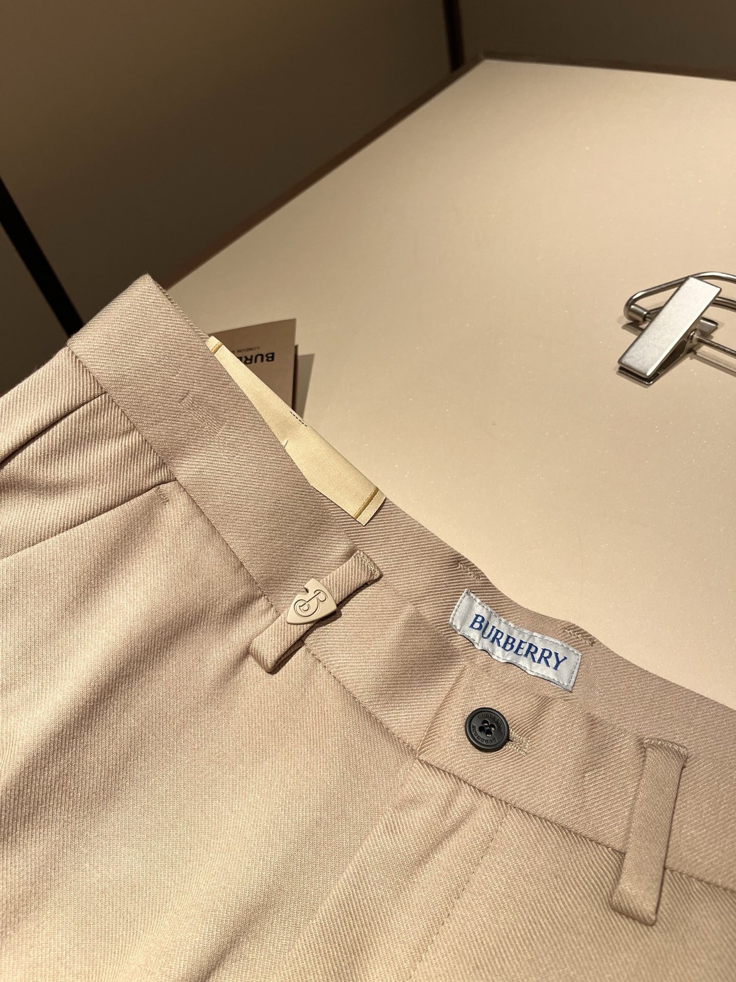 BURBER*Y巴*莉 2025秋冬男士休闲西裤，男士经典基础款小直筒裤 简洁纯色百搭款五金logo辅料