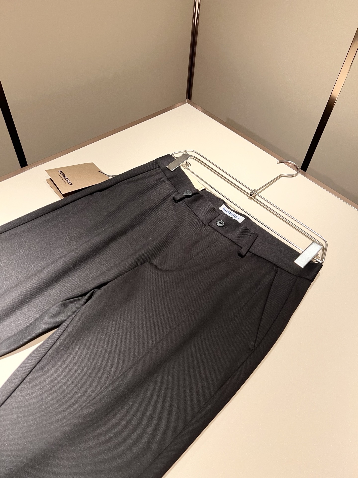 BURBER*Y巴*莉 2025秋冬男士休闲西裤，男士经典基础款小直筒裤 简洁纯色百搭款五金logo辅料