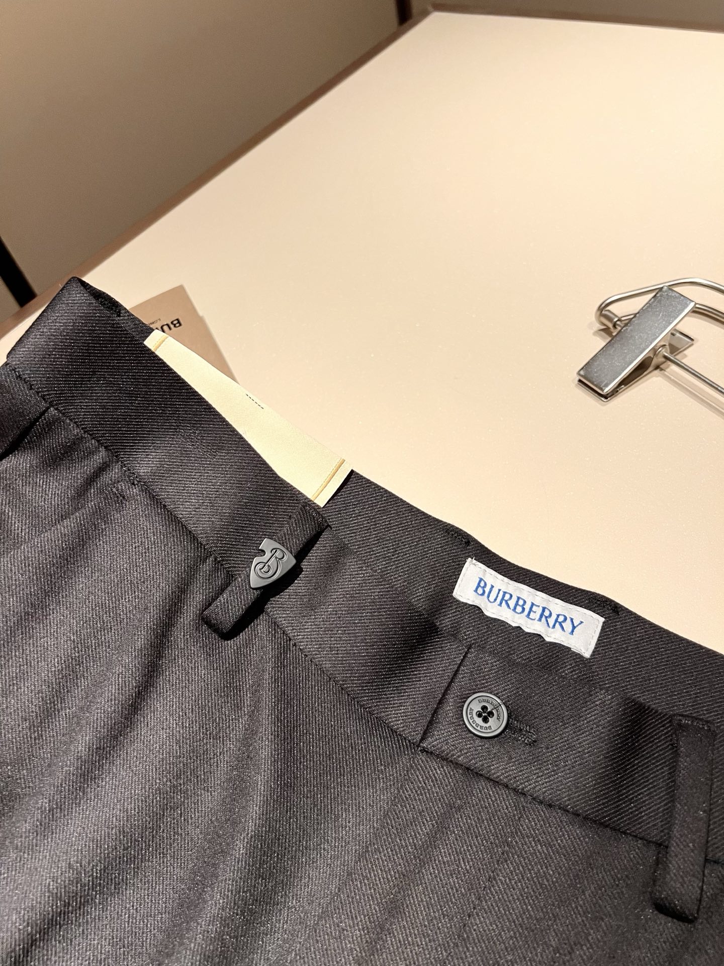 BURBER*Y巴*莉 2025秋冬男士休闲西裤，男士经典基础款小直筒裤 简洁纯色百搭款五金logo辅料