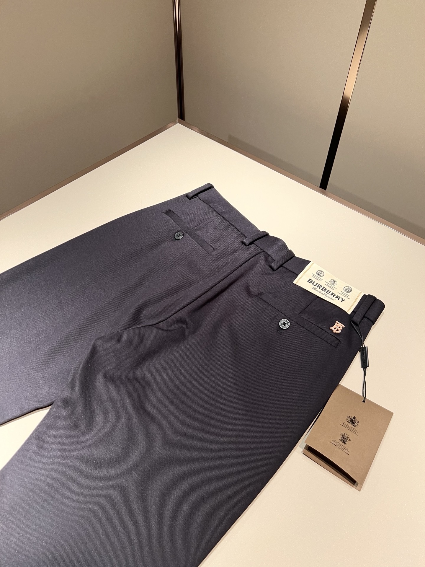 BURBER*Y巴*莉 2025秋冬男士休闲西裤，男士经典基础款小直筒裤 简洁纯色百搭款五金logo辅料