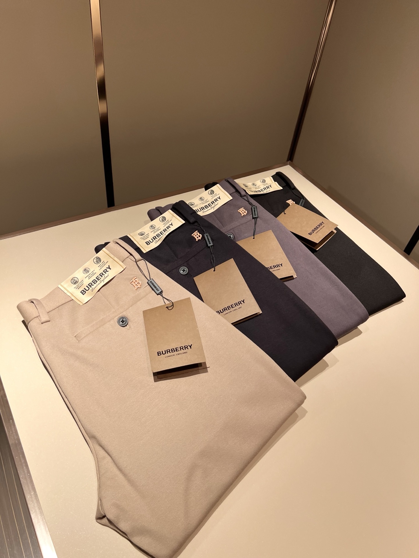 BURBER*Y巴*莉 2025秋冬男士休闲西裤，男士经典基础款小直筒裤 简洁纯色百搭款五金logo辅料