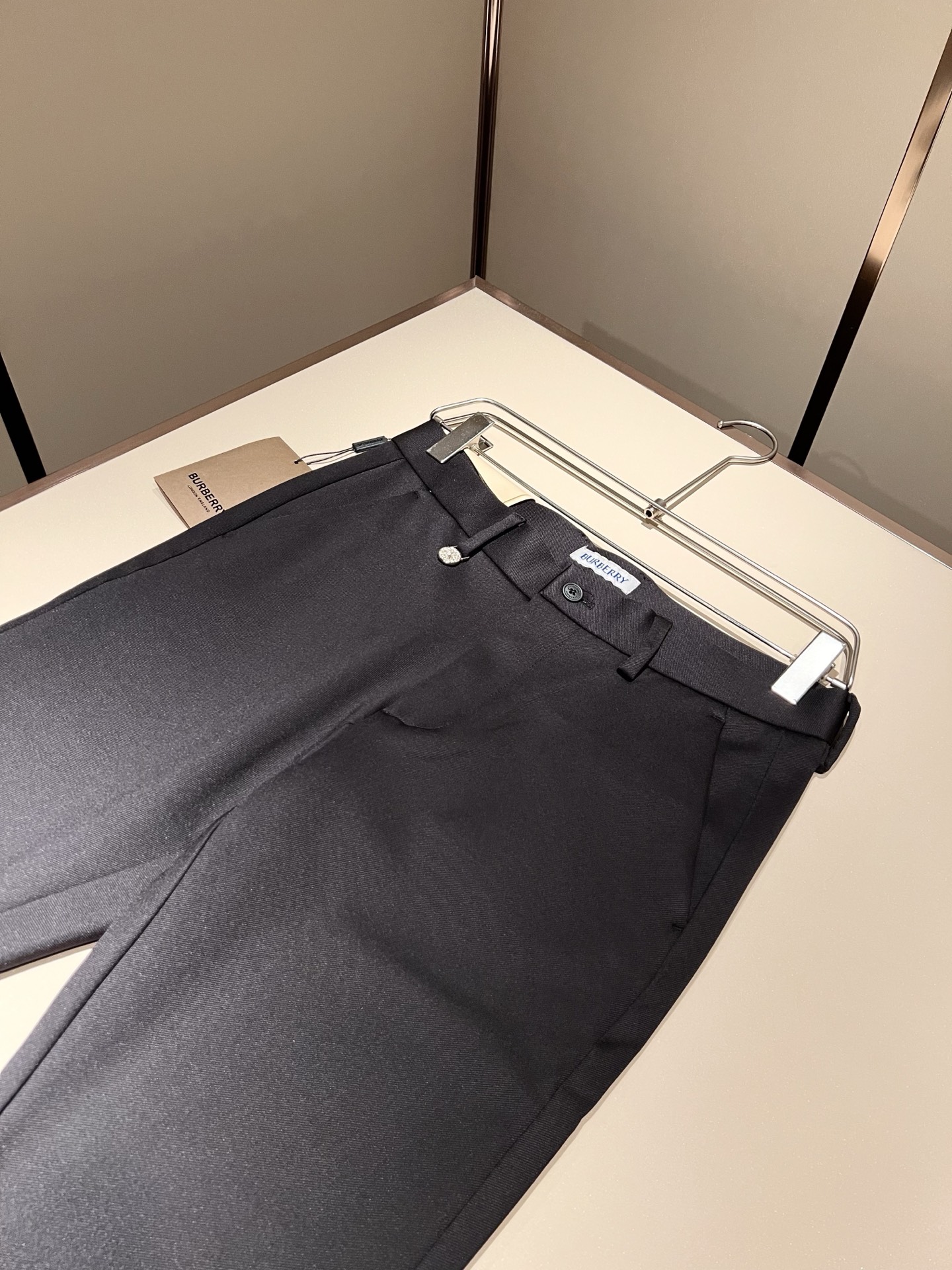 BURBER*Y巴*莉 2025秋冬男士休闲西裤，男士经典基础款小直筒裤 简洁纯色百搭款五金logo辅料