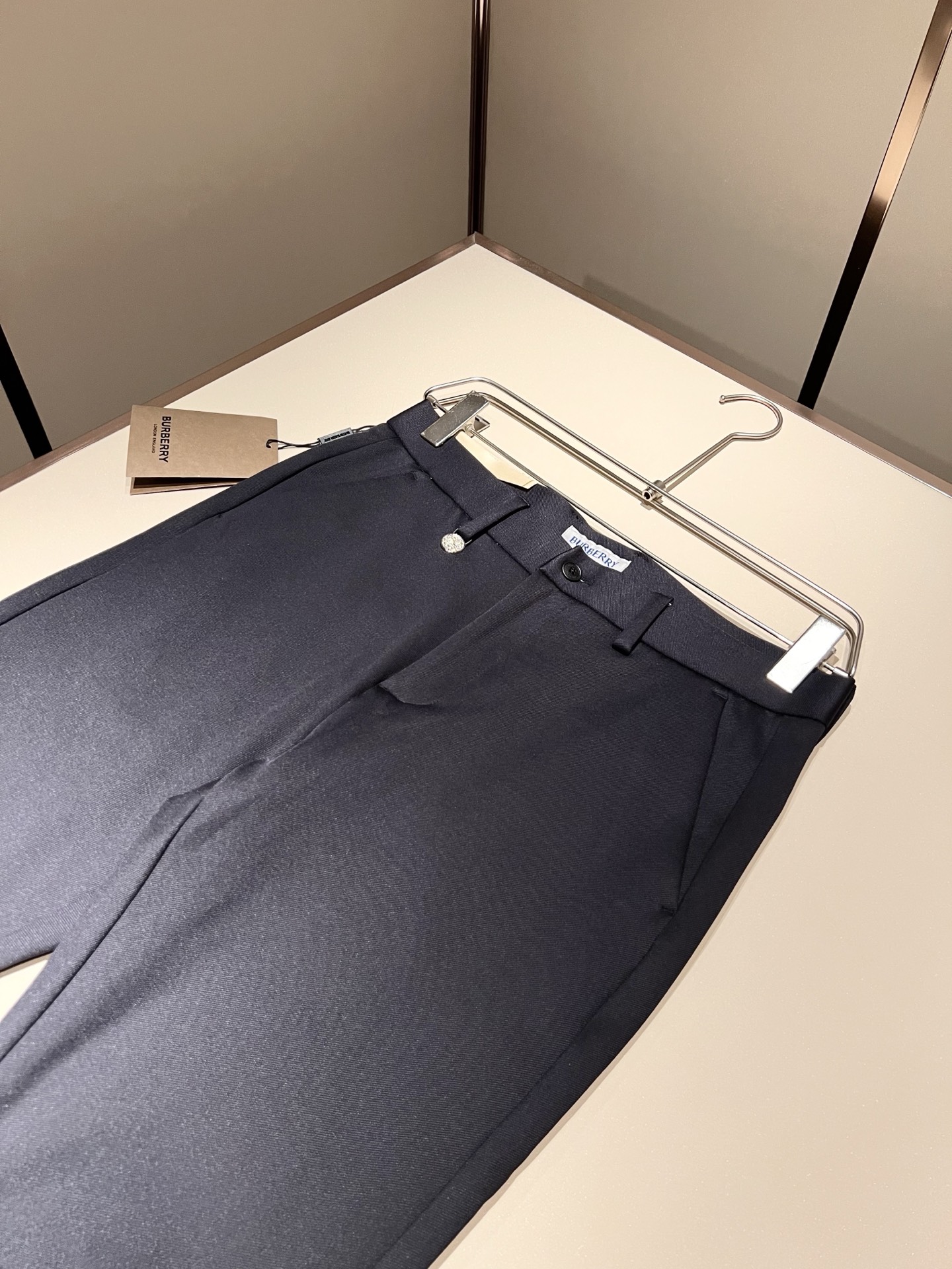 BURBER*Y巴*莉 2025秋冬男士休闲西裤，男士经典基础款小直筒裤 简洁纯色百搭款五金logo辅料