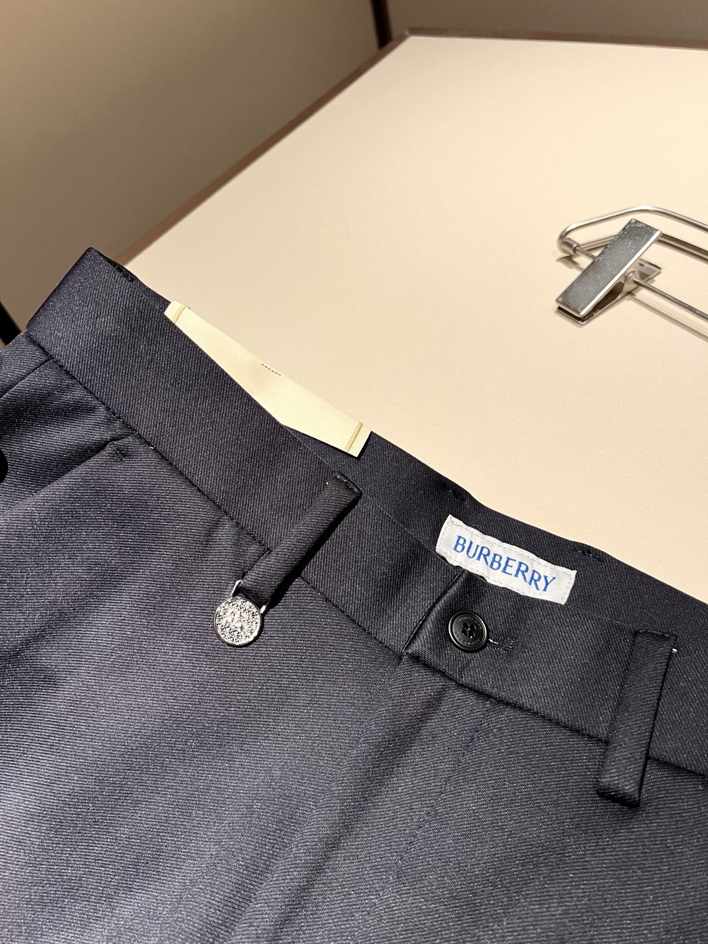 BURBER*Y巴*莉 2025秋冬男士休闲西裤，男士经典基础款小直筒裤 简洁纯色百搭款五金logo辅料