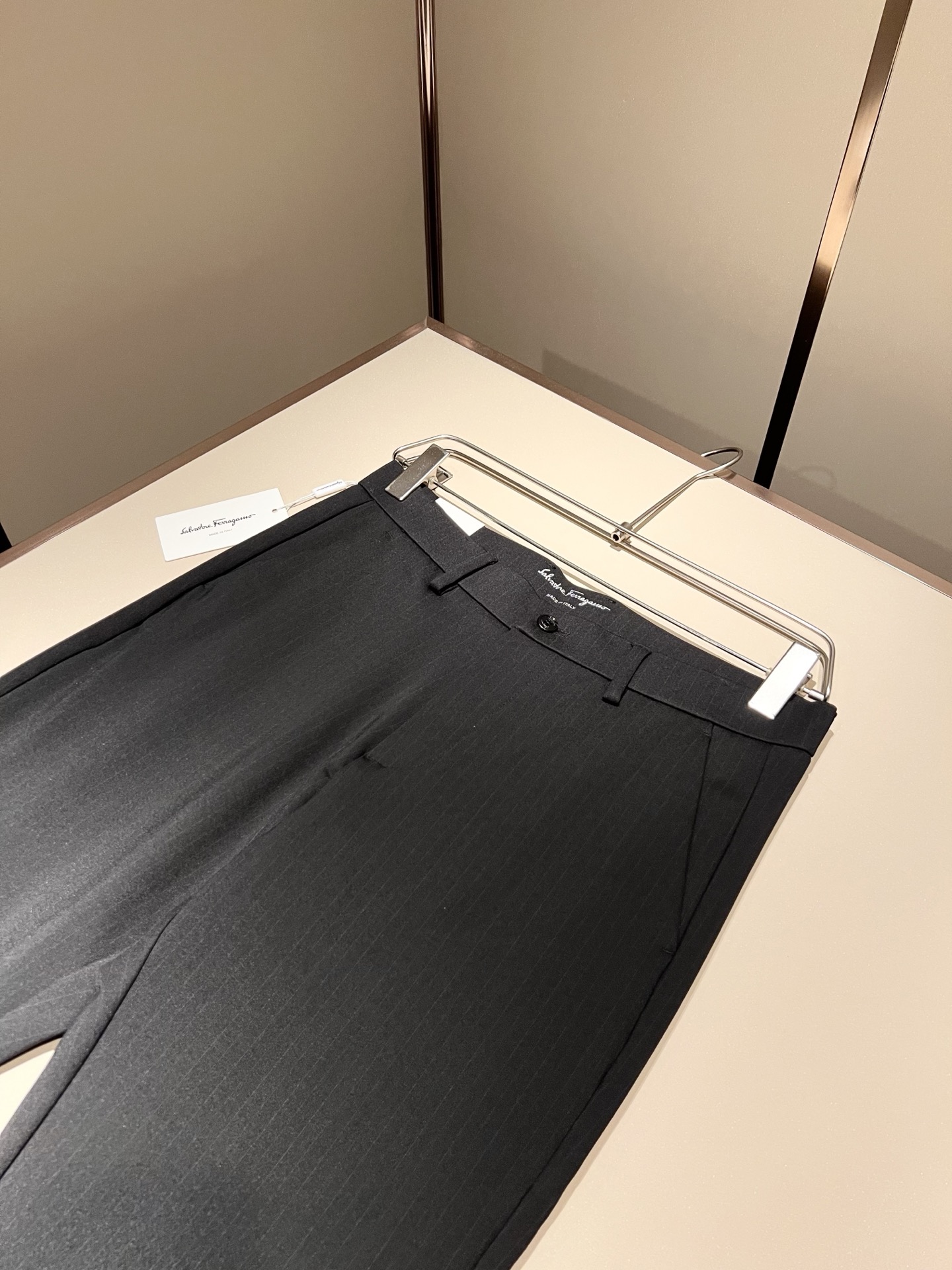 Ferraga*mo菲拉*慕2025秋冬新款男款休闲小直筒西裤， 原单品质，原单品质高端时尚休闲水洗原版