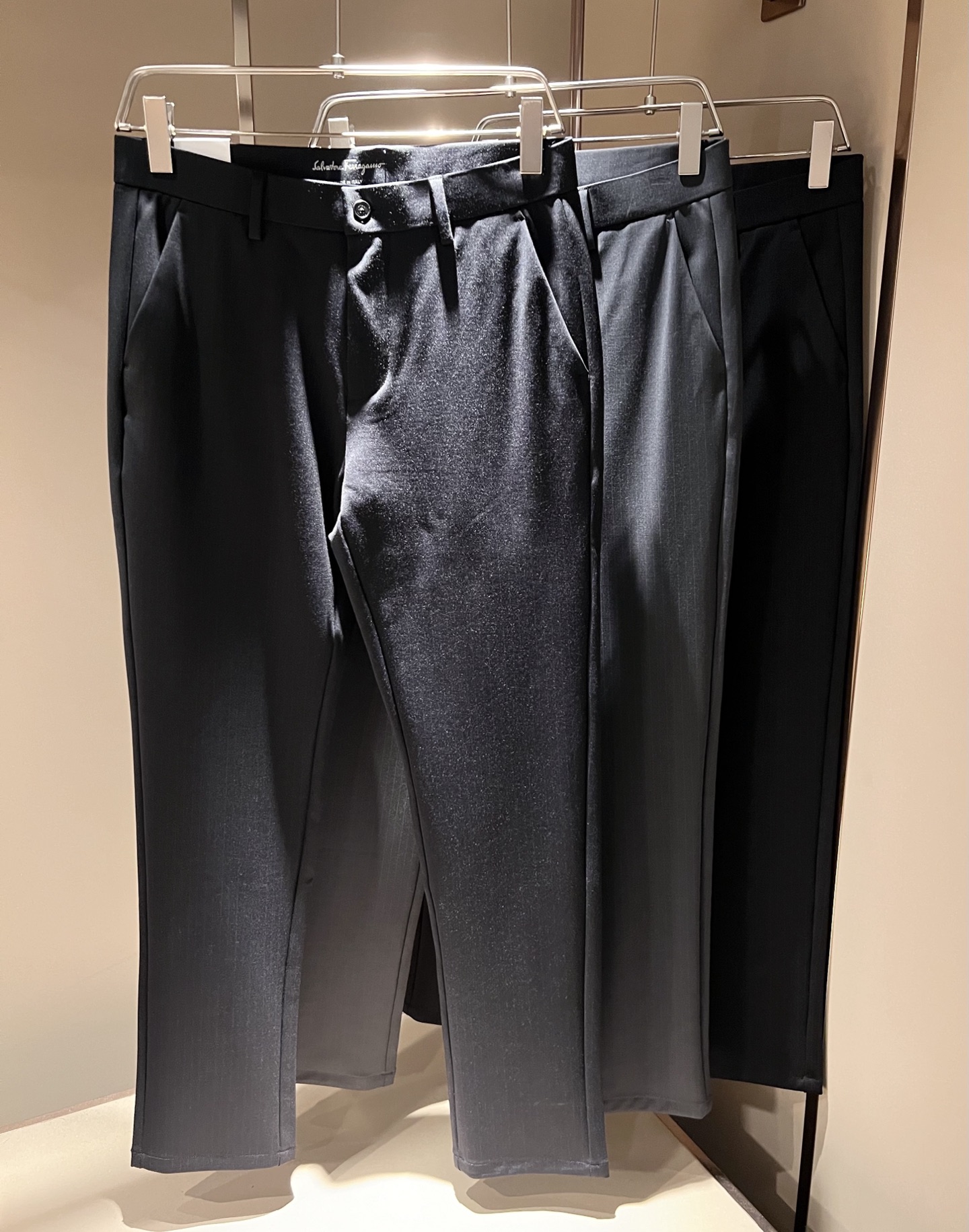 Ferraga*mo菲拉*慕2025秋冬新款男款休闲小直筒西裤， 原单品质，原单品质高端时尚休闲水洗原版