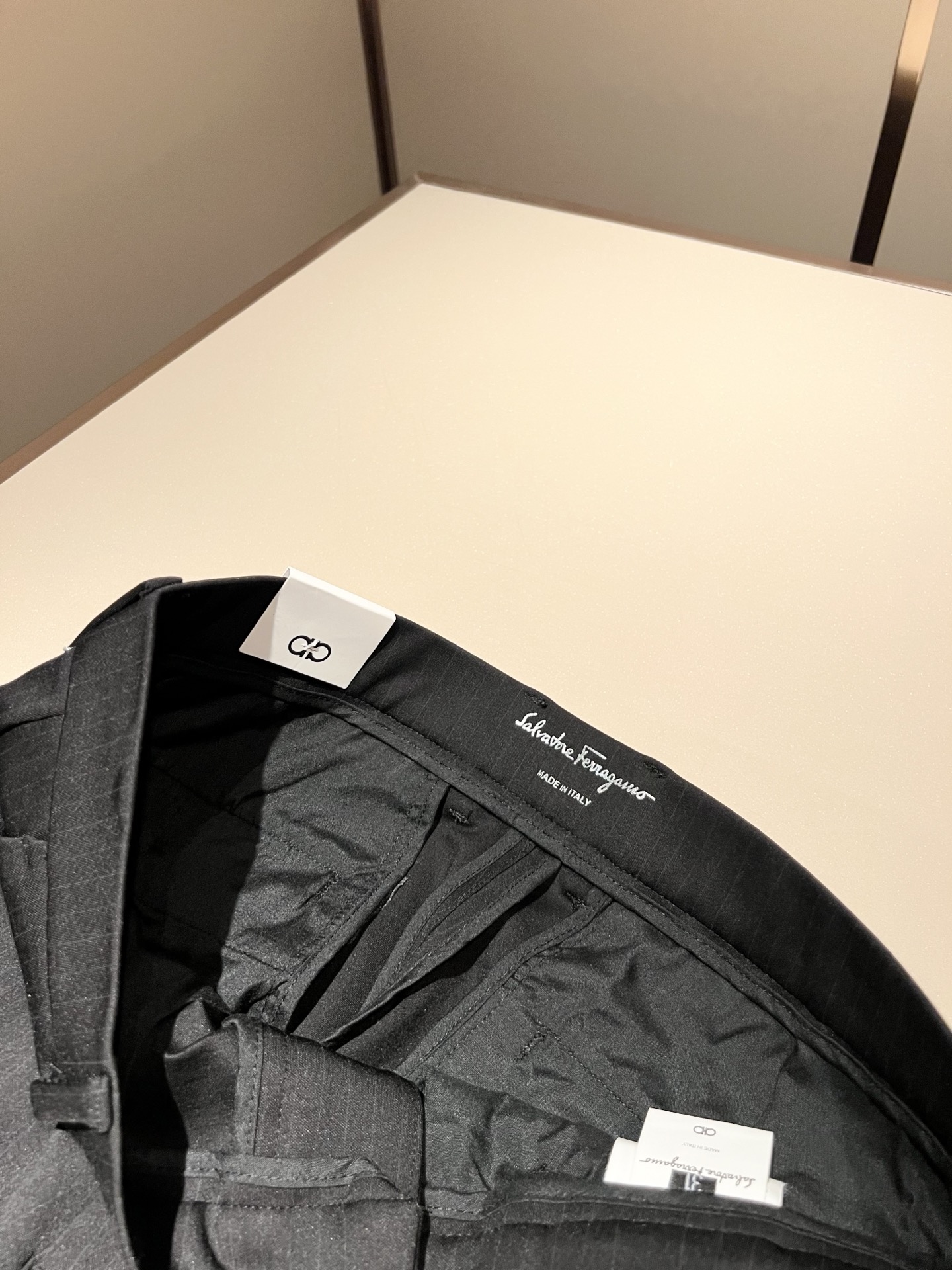 Ferraga*mo菲拉*慕2025秋冬新款男款休闲小直筒西裤， 原单品质，原单品质高端时尚休闲水洗原版