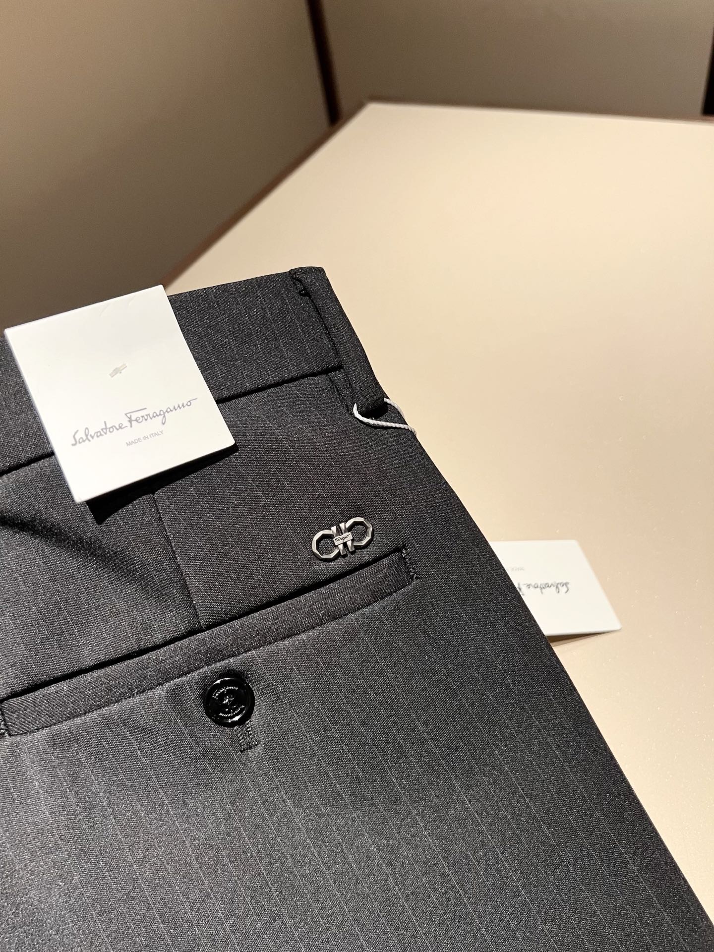 Ferraga*mo菲拉*慕2025秋冬新款男款休闲小直筒西裤， 原单品质，原单品质高端时尚休闲水洗原版