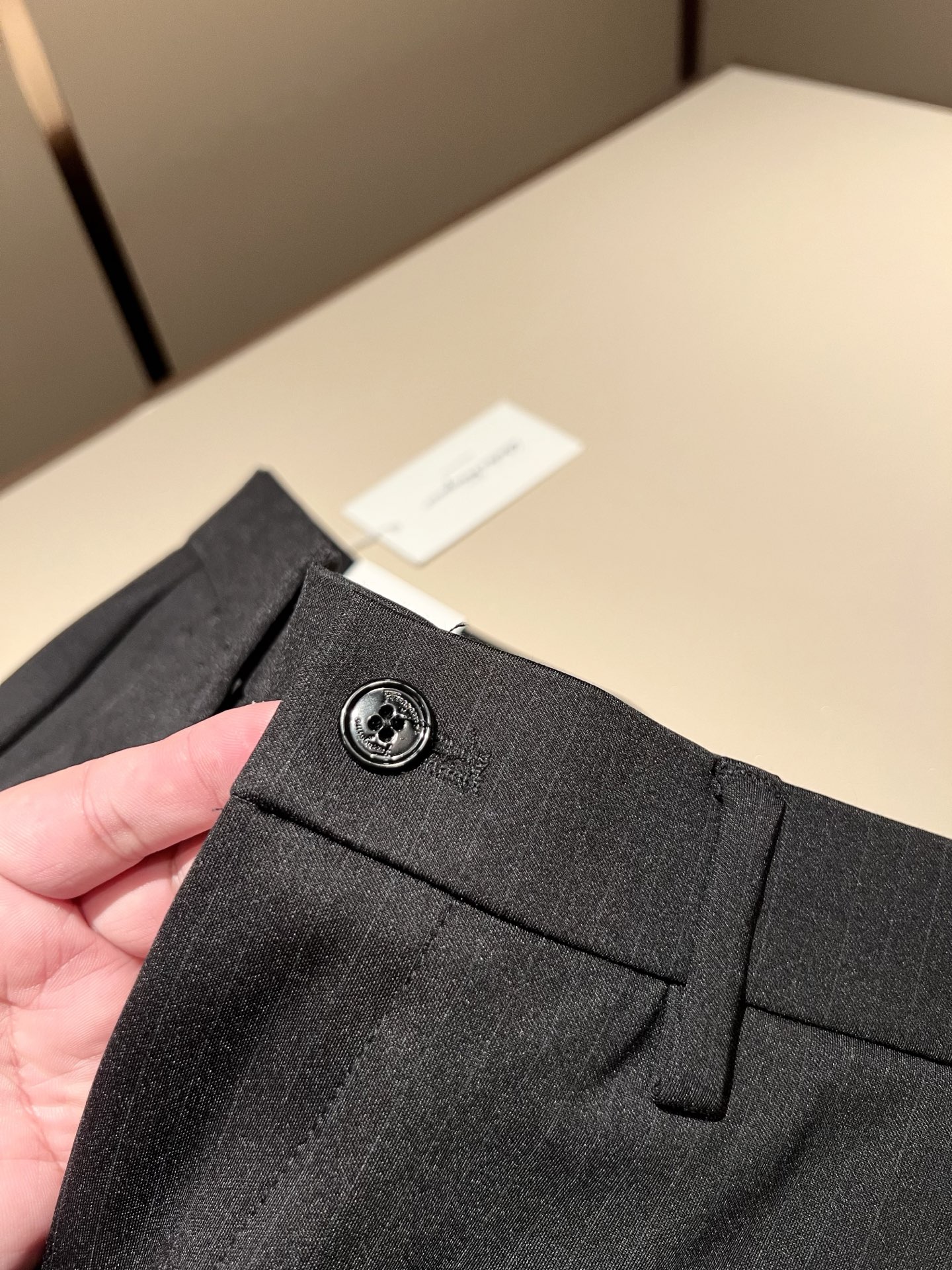 Ferraga*mo菲拉*慕2025秋冬新款男款休闲小直筒西裤， 原单品质，原单品质高端时尚休闲水洗原版