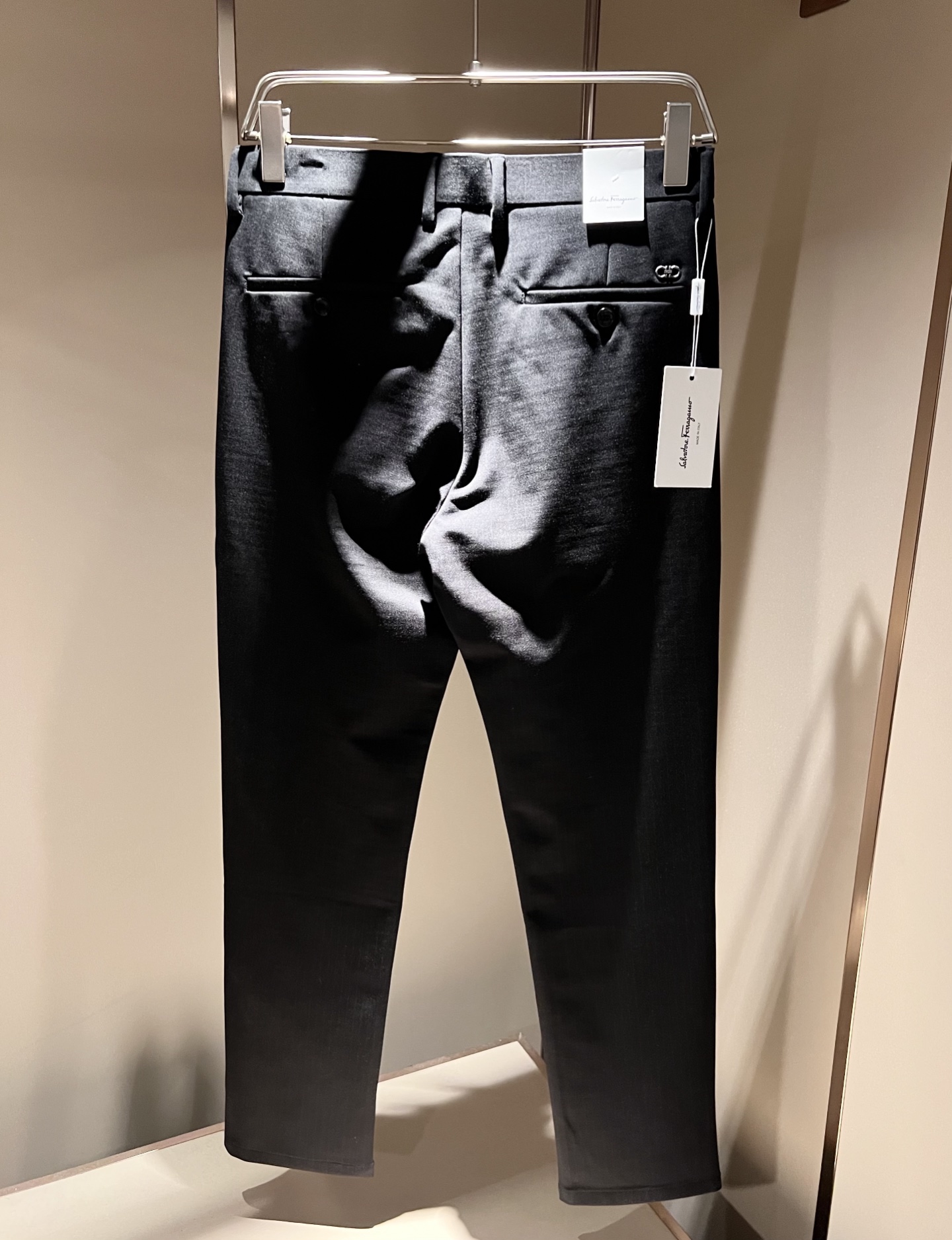 Ferraga*mo菲拉*慕2025秋冬新款男款休闲小直筒西裤， 原单品质，原单品质高端时尚休闲水洗原版