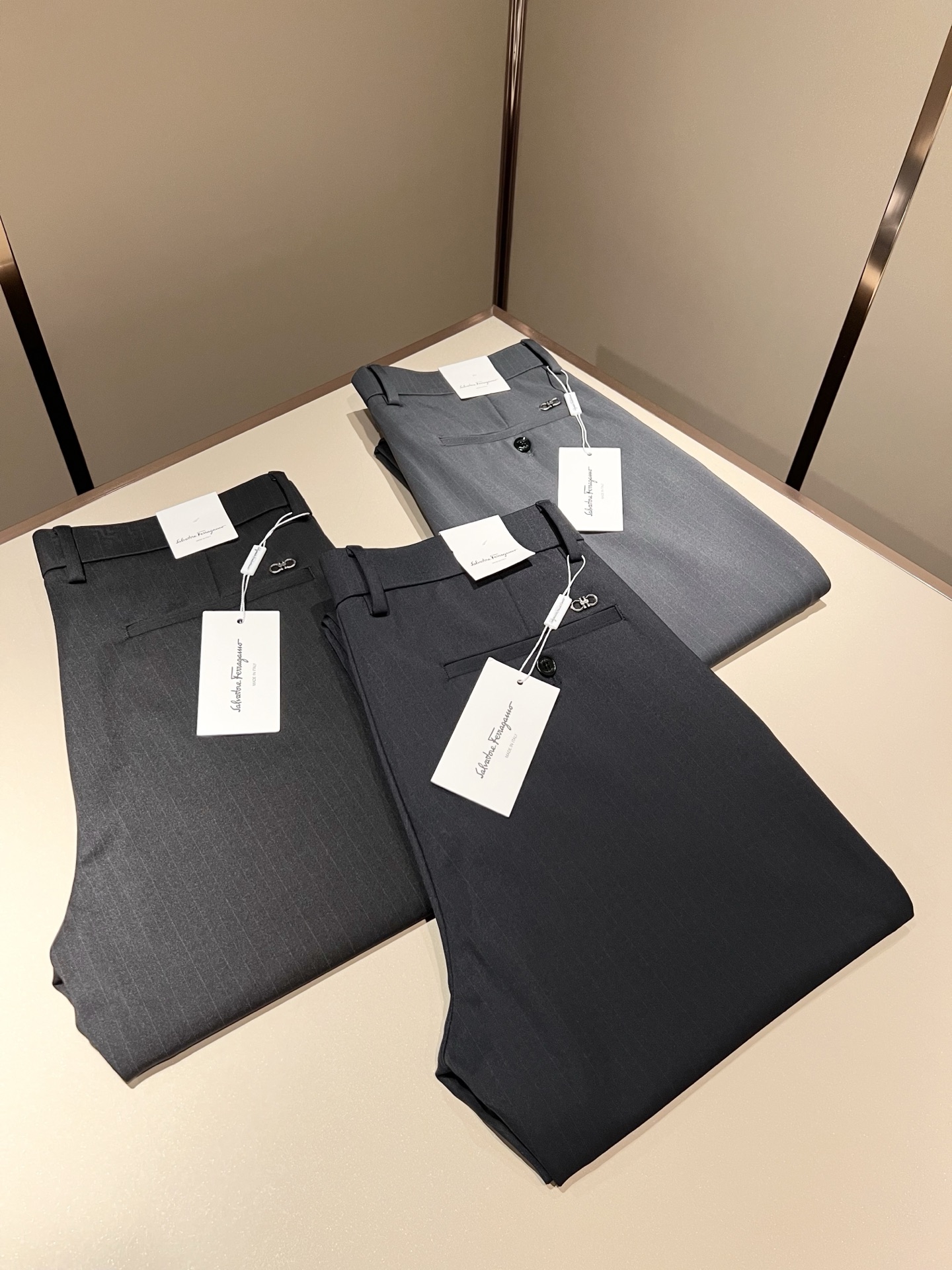 Ferraga*mo菲拉*慕2025秋冬新款男款休闲小直筒西裤， 原单品质，原单品质高端时尚休闲水洗原版