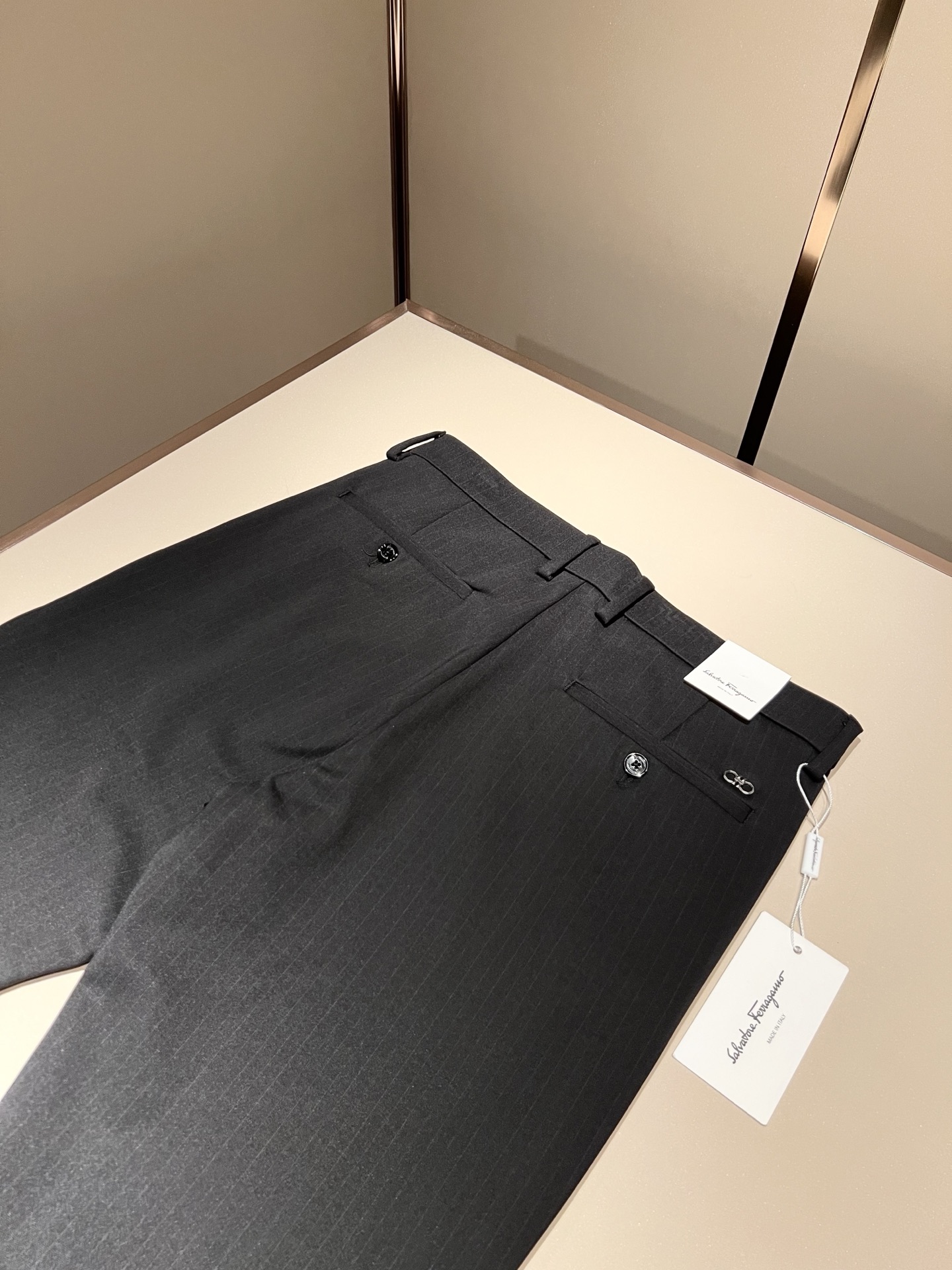 Ferraga*mo菲拉*慕2025秋冬新款男款休闲小直筒西裤， 原单品质，原单品质高端时尚休闲水洗原版