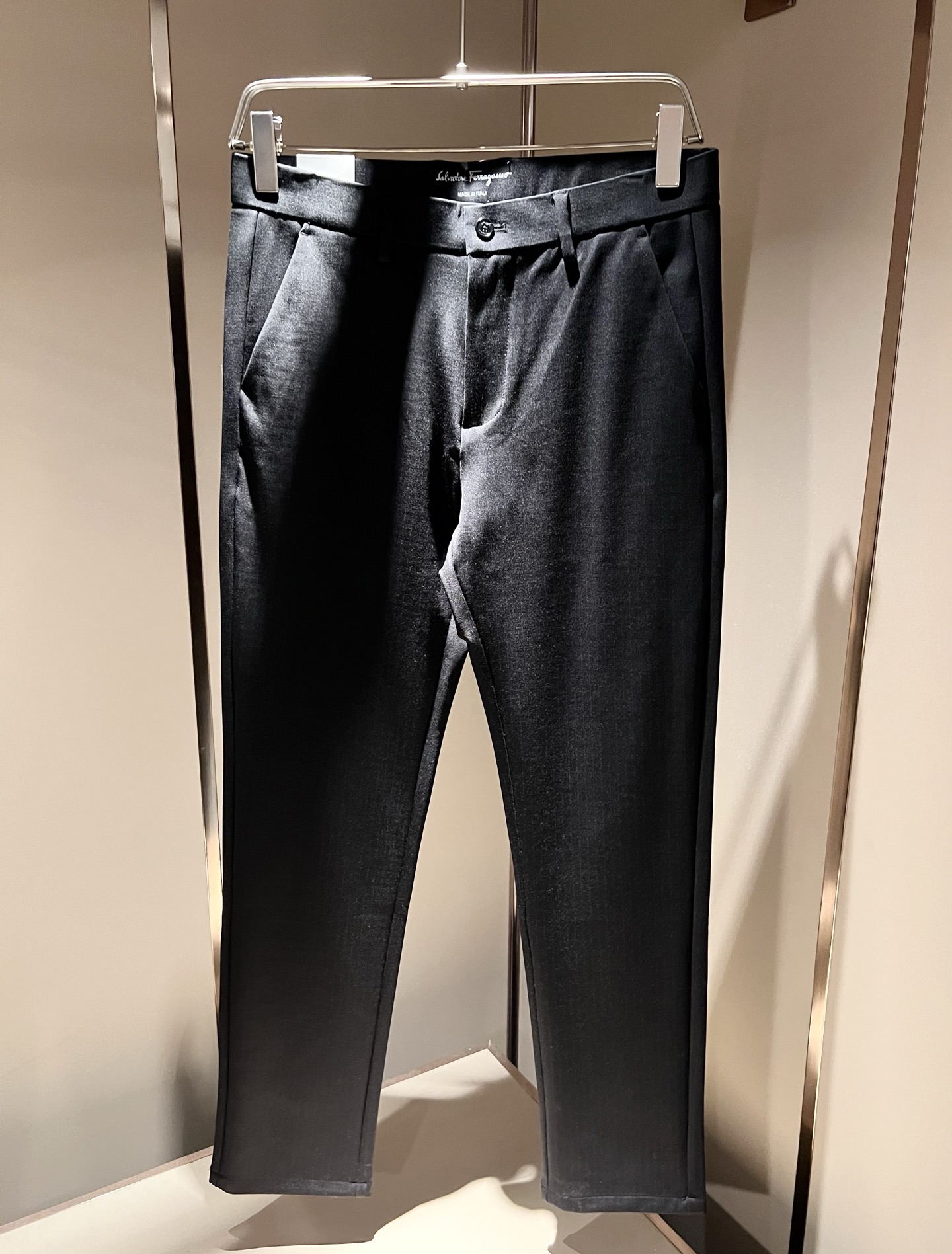 Ferraga*mo菲拉*慕2025秋冬新款男款休闲小直筒西裤， 原单品质，原单品质高端时尚休闲水洗原版