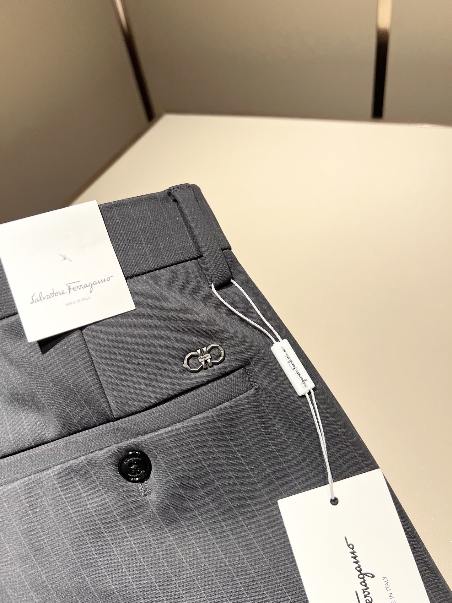 Ferraga*mo菲拉*慕2025秋冬新款男款休闲小直筒西裤， 原单品质，原单品质高端时尚休闲水洗原版