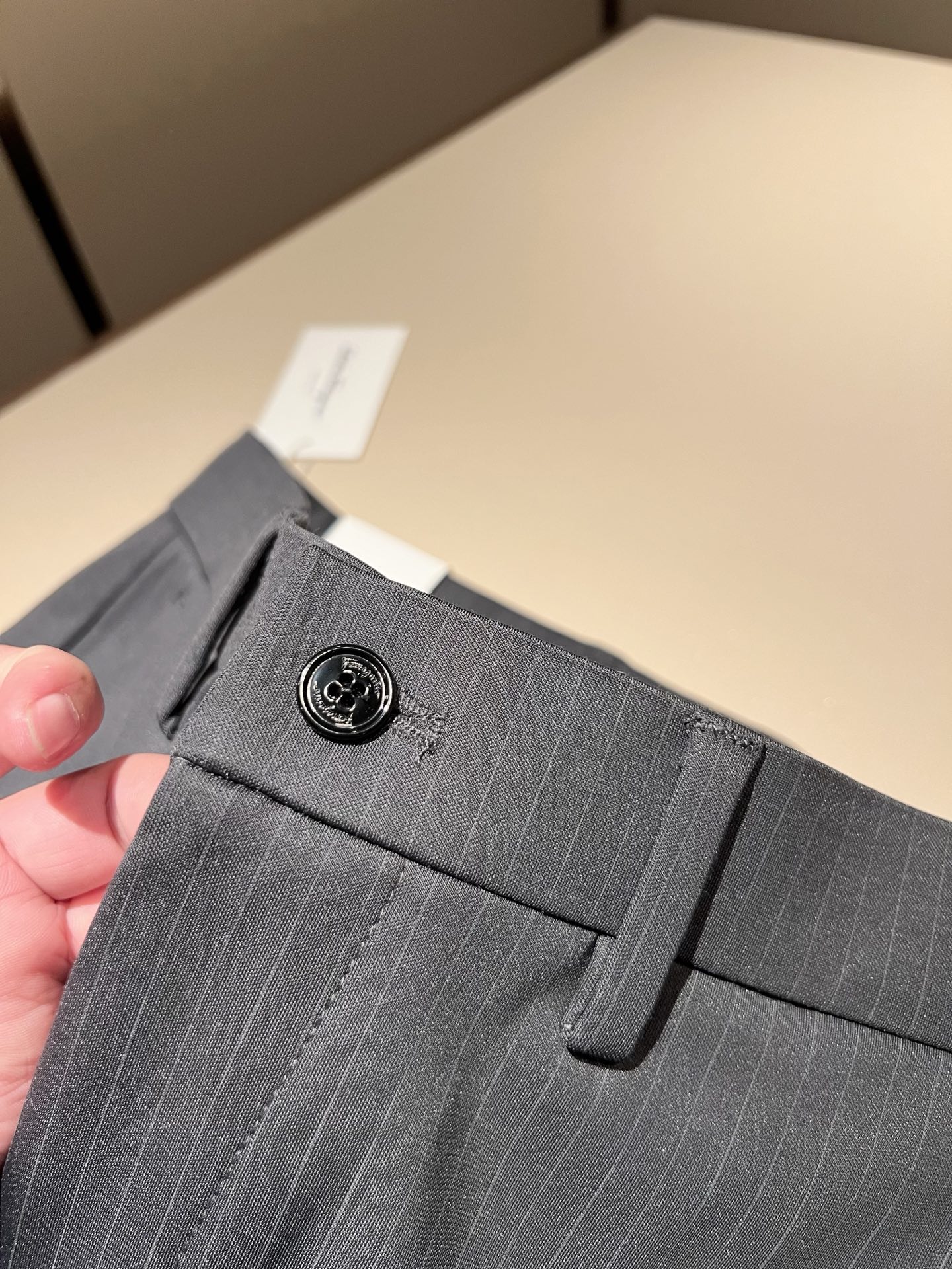 Ferraga*mo菲拉*慕2025秋冬新款男款休闲小直筒西裤， 原单品质，原单品质高端时尚休闲水洗原版