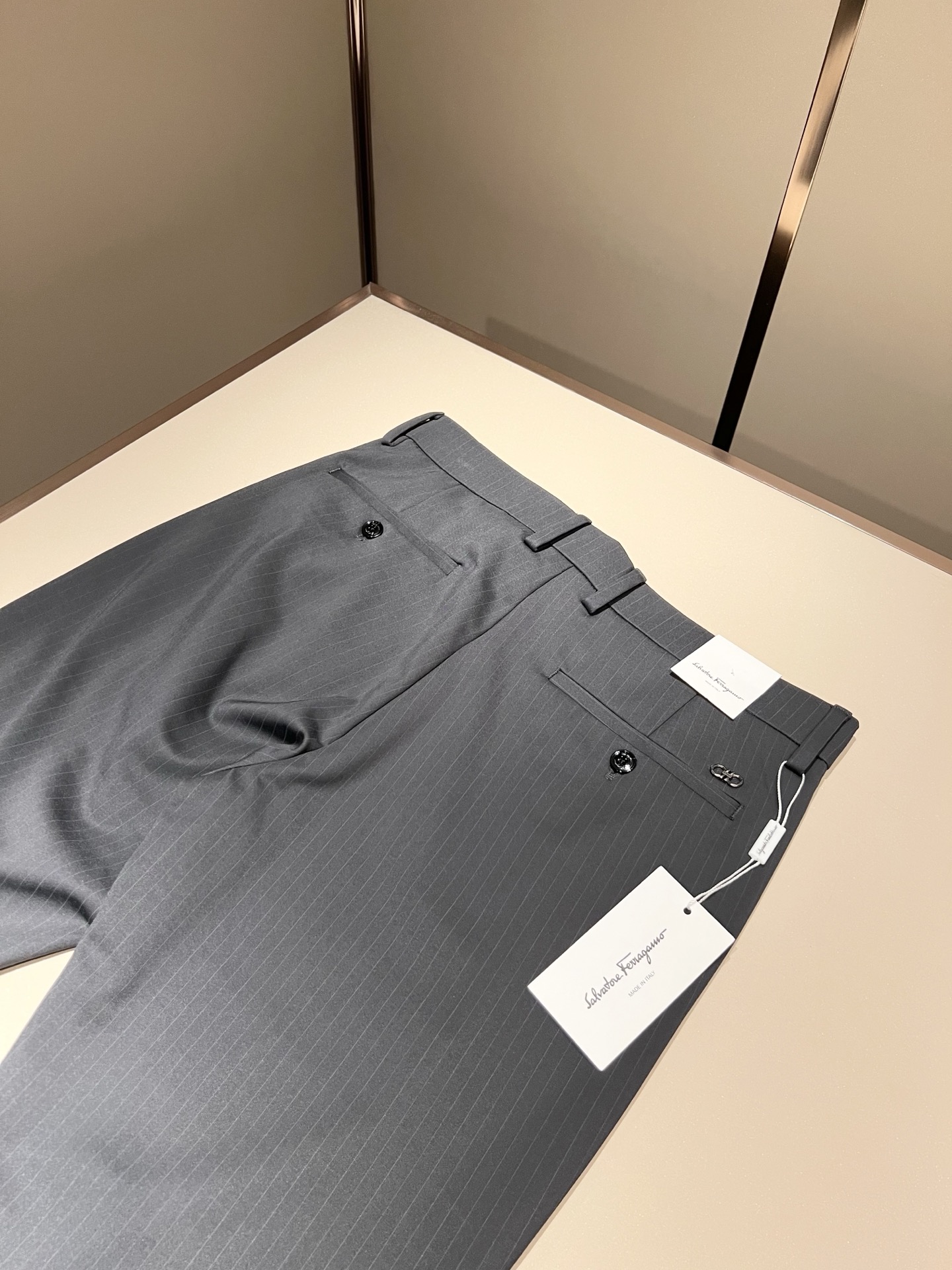 Ferraga*mo菲拉*慕2025秋冬新款男款休闲小直筒西裤， 原单品质，原单品质高端时尚休闲水洗原版