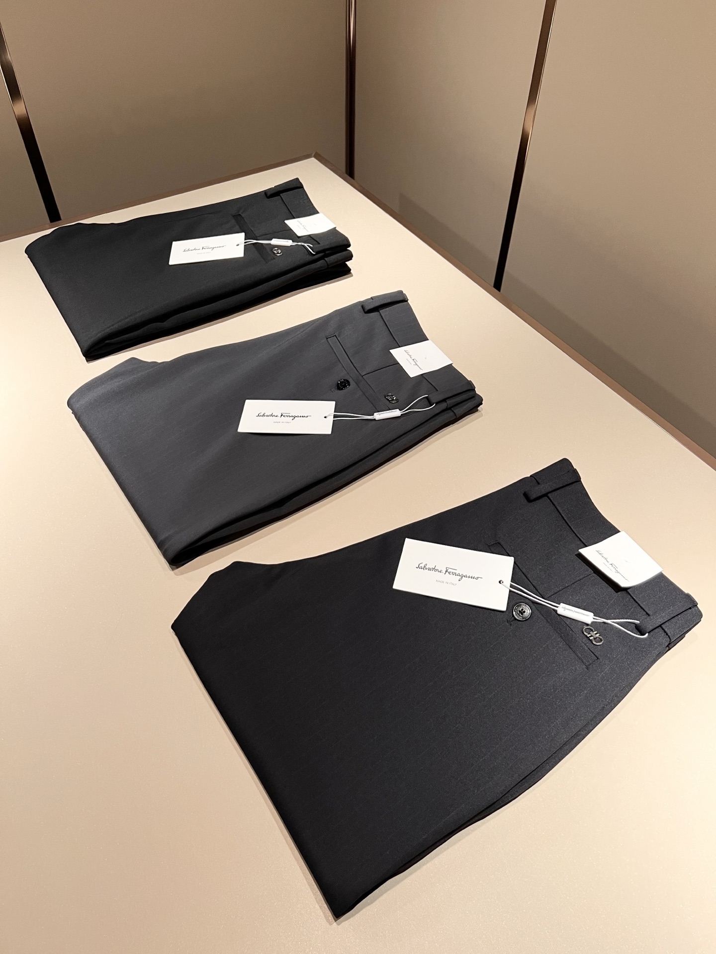 Ferraga*mo菲拉*慕2025秋冬新款男款休闲小直筒西裤， 原单品质，原单品质高端时尚休闲水洗原版