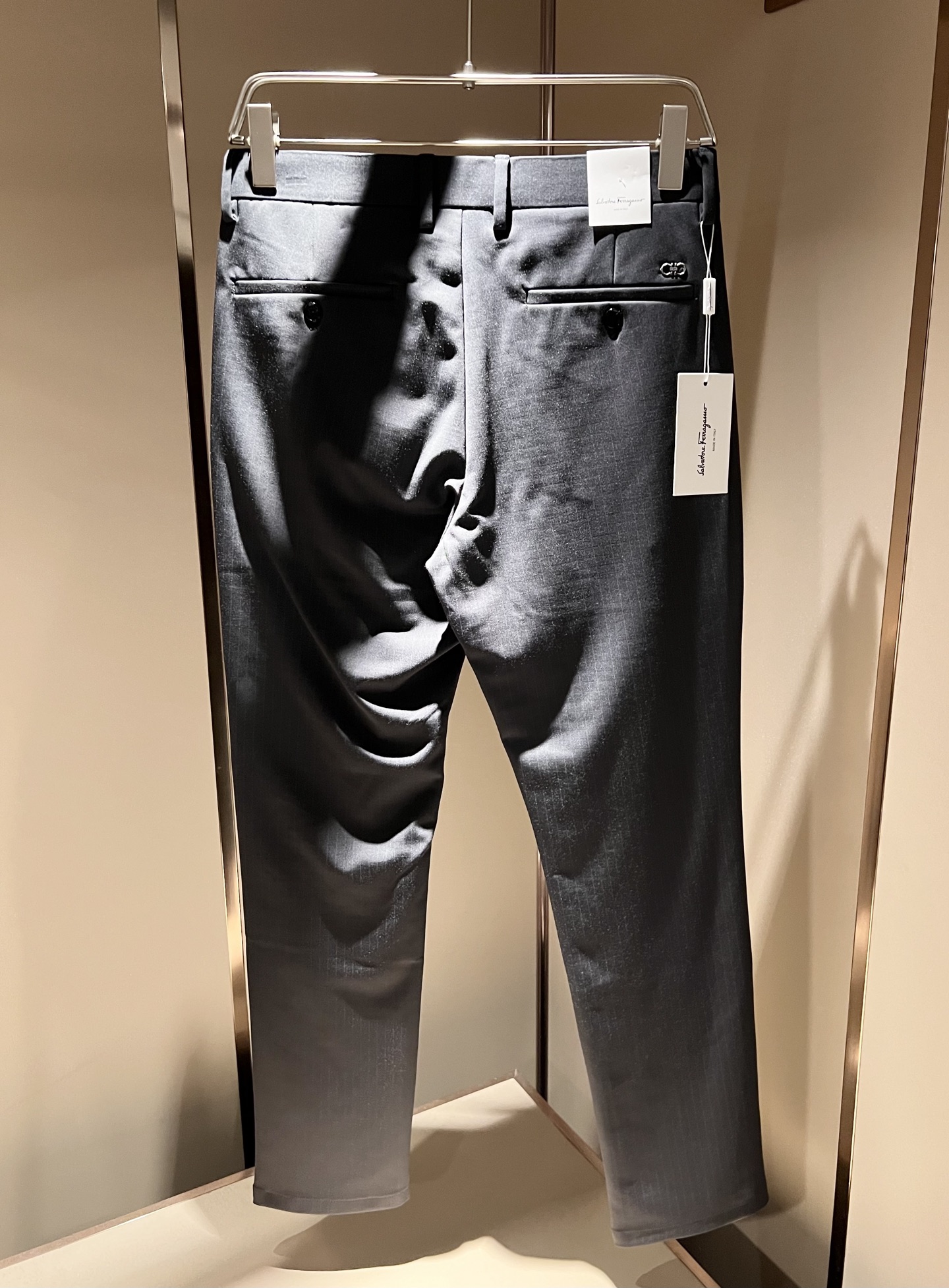 Ferraga*mo菲拉*慕2025秋冬新款男款休闲小直筒西裤， 原单品质，原单品质高端时尚休闲水洗原版